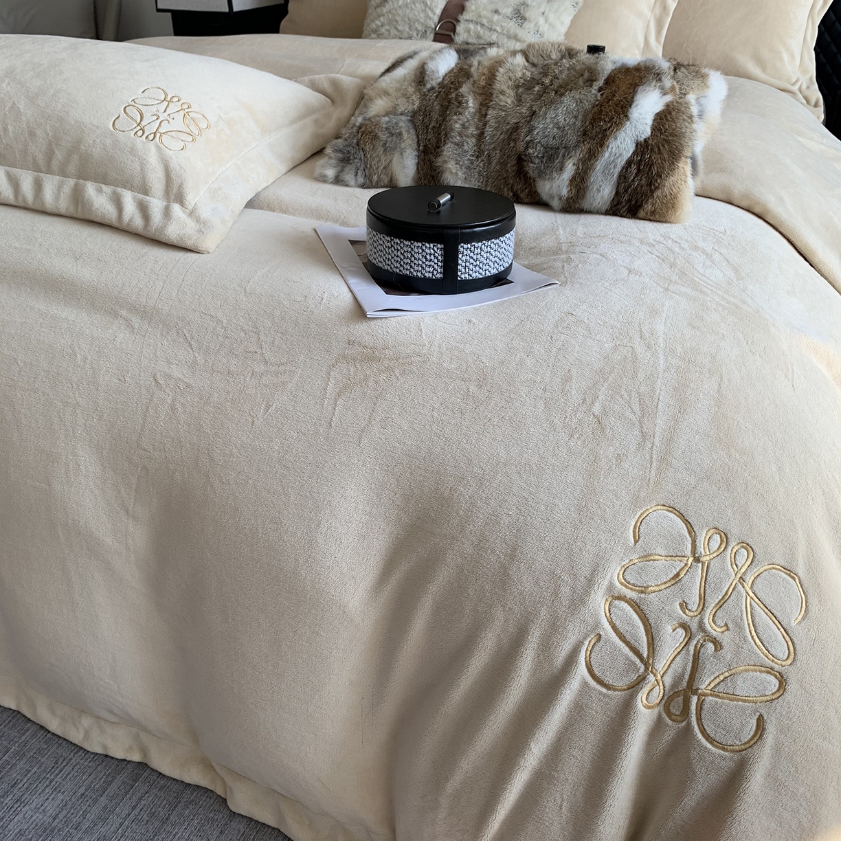 91家纺网 家纺一手货源 找家纺 莱豫家纺 2025秋冬新品加厚牛奶绒刺绣款四件套宽边工艺全消光牛奶绒 罗意威温柔浅杏