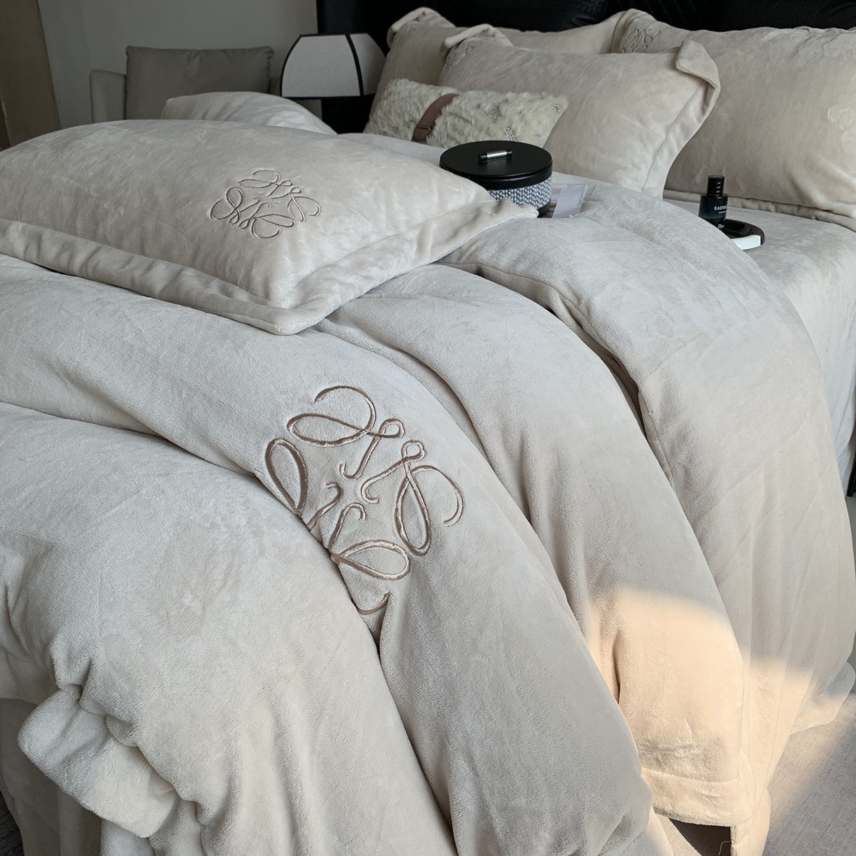 91家纺网 家纺一手货源 找家纺 莱豫家纺 2025秋冬新品加厚牛奶绒刺绣款四件套宽边工艺全消光牛奶绒 罗意威蛋奶咖