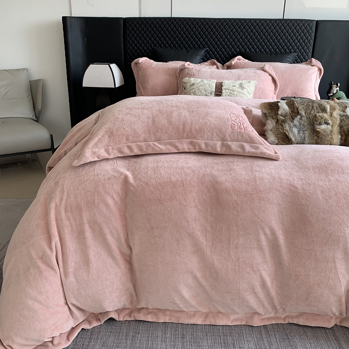 91家纺网 家纺一手货源 找家纺 莱豫家纺 2025秋冬新品加厚牛奶绒刺绣款四件套宽边工艺全消光牛奶绒 罗意威薄雾玫瑰