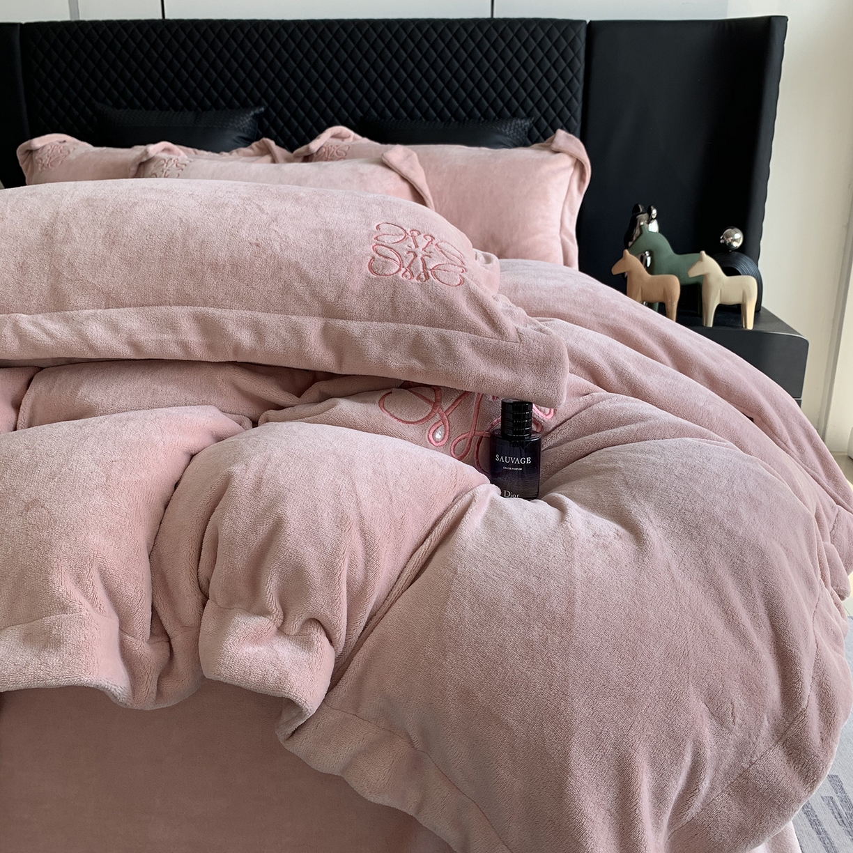 91家纺网 家纺一手货源 找家纺 莱豫家纺 2025秋冬新品加厚牛奶绒刺绣款四件套宽边工艺全消光牛奶绒 罗意威薄雾玫瑰