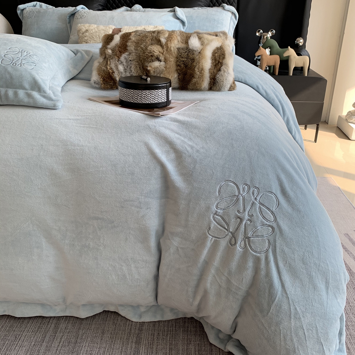 91家纺网 家纺一手货源 找家纺 莱豫家纺 2025秋冬新品加厚牛奶绒刺绣款四件套宽边工艺全消光牛奶绒 罗意威秋波蓝