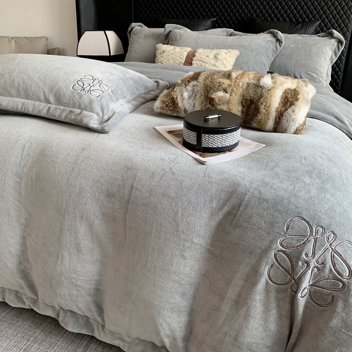 91家纺网 家纺一手货源 找家纺 莱豫家纺 2025秋冬新品加厚牛奶绒刺绣款四件套宽边工艺全消光牛奶绒 罗意威玛瑙灰