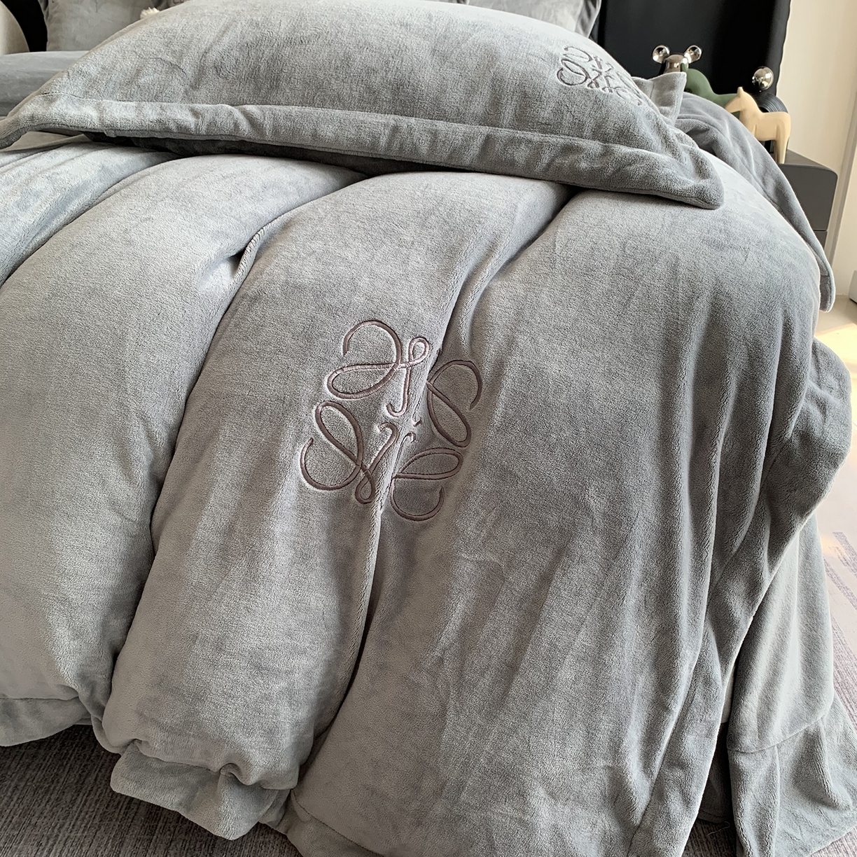 91家纺网 家纺一手货源 找家纺 莱豫家纺 2025秋冬新品加厚牛奶绒刺绣款四件套宽边工艺全消光牛奶绒 罗意威玛瑙灰