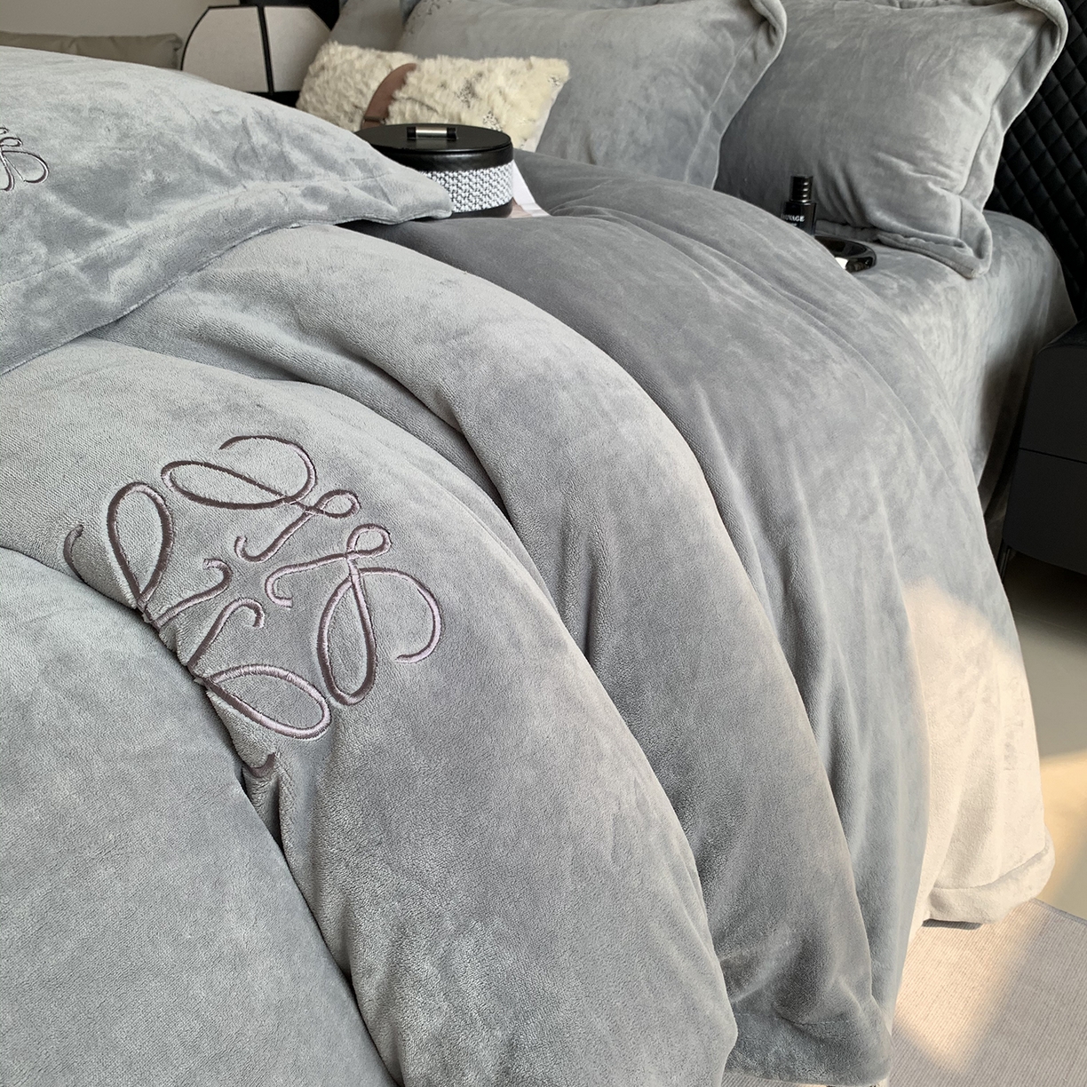 91家纺网 家纺一手货源 找家纺 莱豫家纺 2025秋冬新品加厚牛奶绒刺绣款四件套宽边工艺全消光牛奶绒 罗意威玛瑙灰