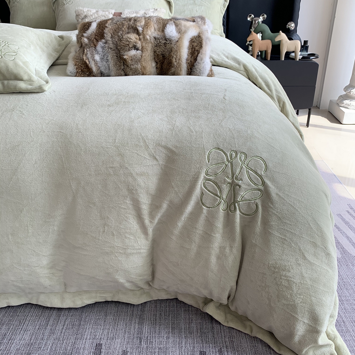 91家纺网 家纺一手货源 找家纺 莱豫家纺 2025秋冬新品加厚牛奶绒刺绣款四件套宽边工艺全消光牛奶绒 罗意威绿罗春