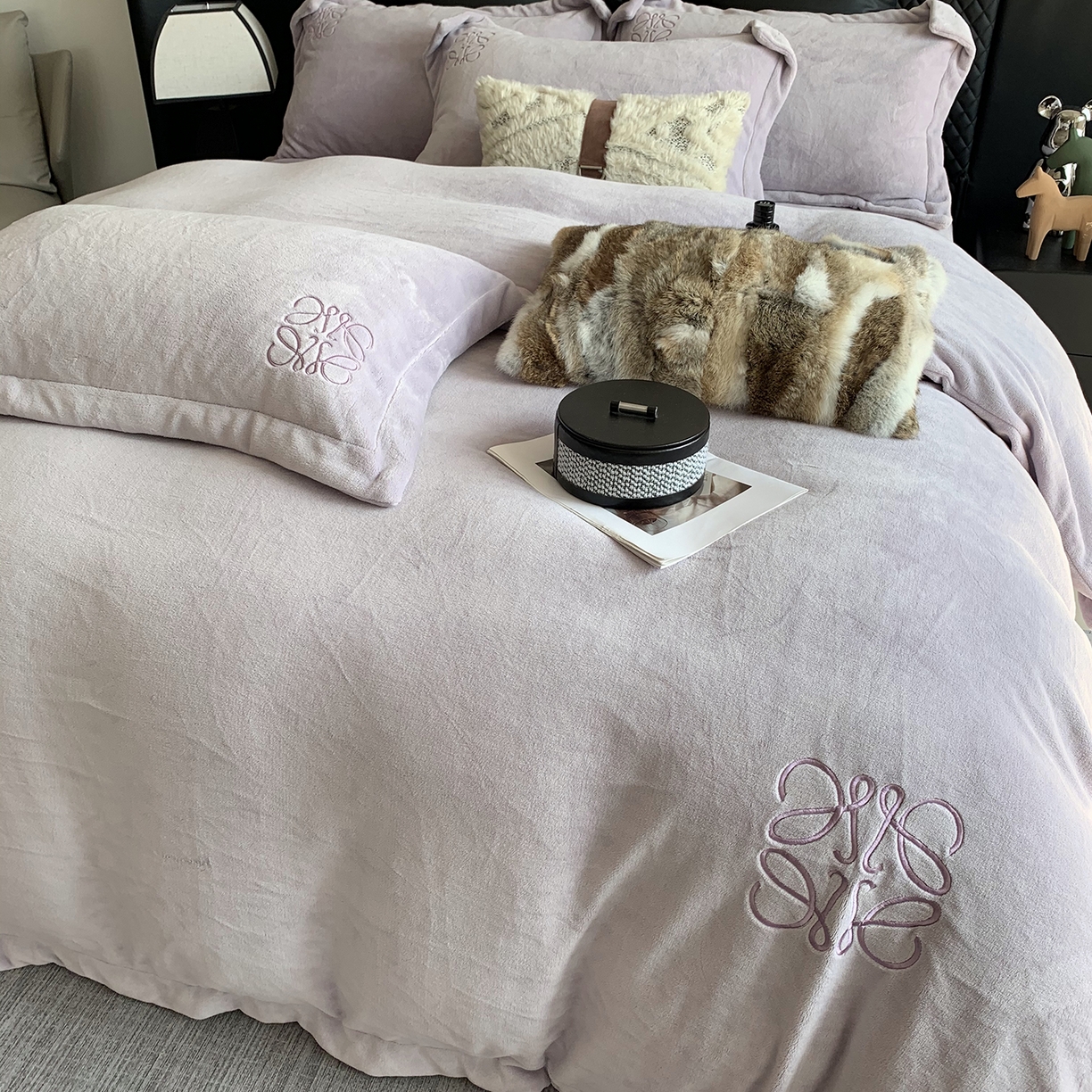 91家纺网 家纺一手货源 找家纺 莱豫家纺 2025秋冬新品加厚牛奶绒刺绣款四件套宽边工艺全消光牛奶绒 罗意威梦幻紫