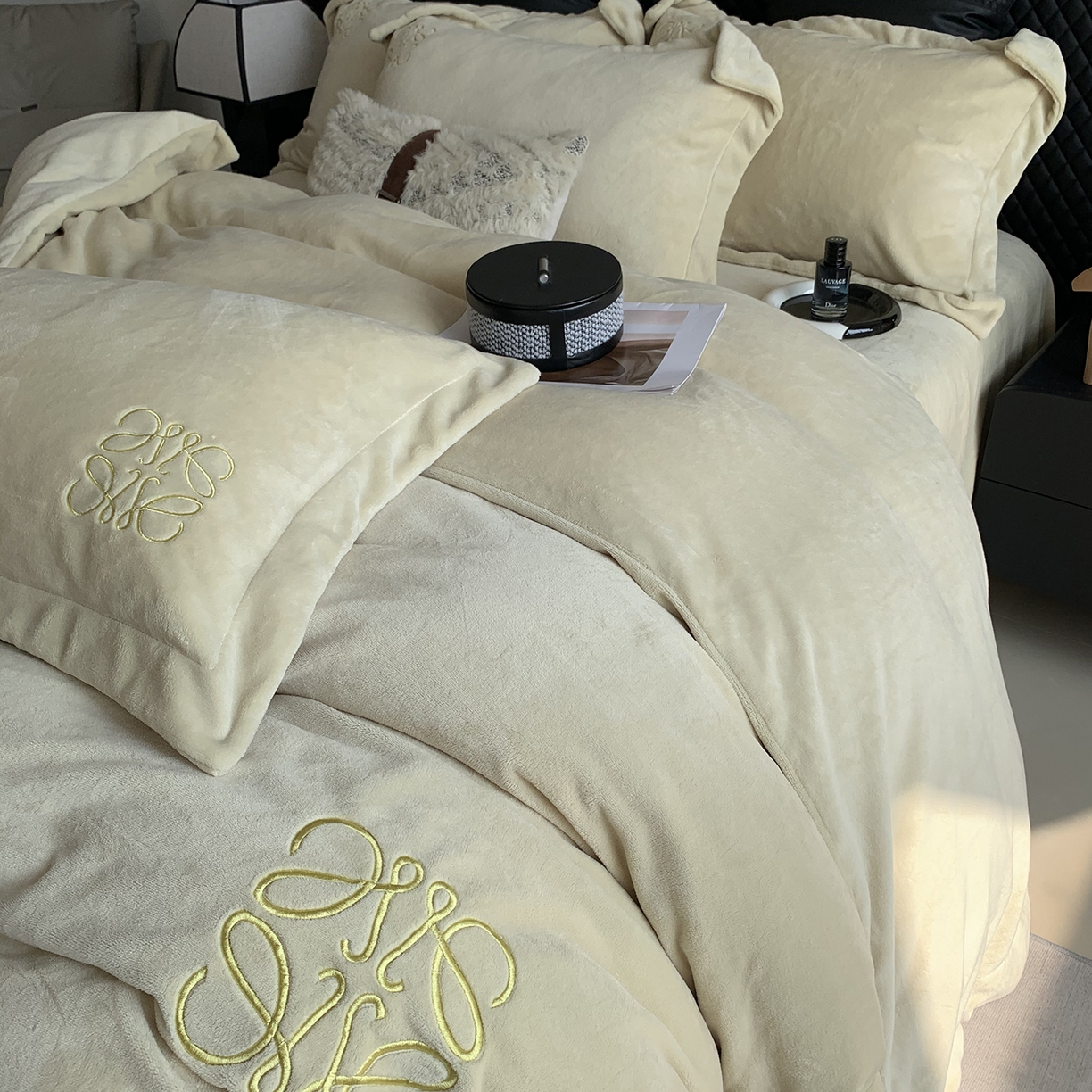 91家纺网 家纺一手货源 找家纺 莱豫家纺 2025秋冬新品加厚牛奶绒刺绣款四件套宽边工艺全消光牛奶绒 罗意威清新雪梨