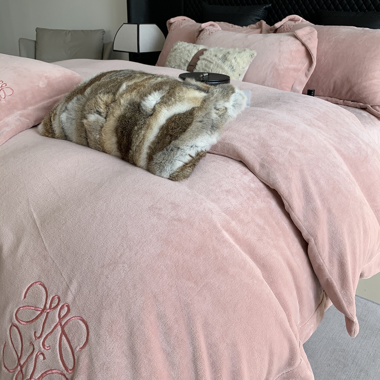 91家纺网 家纺一手货源 找家纺 莱豫家纺 2025秋冬新品加厚牛奶绒刺绣款四件套宽边工艺全消光牛奶绒 罗意威薄雾玫瑰