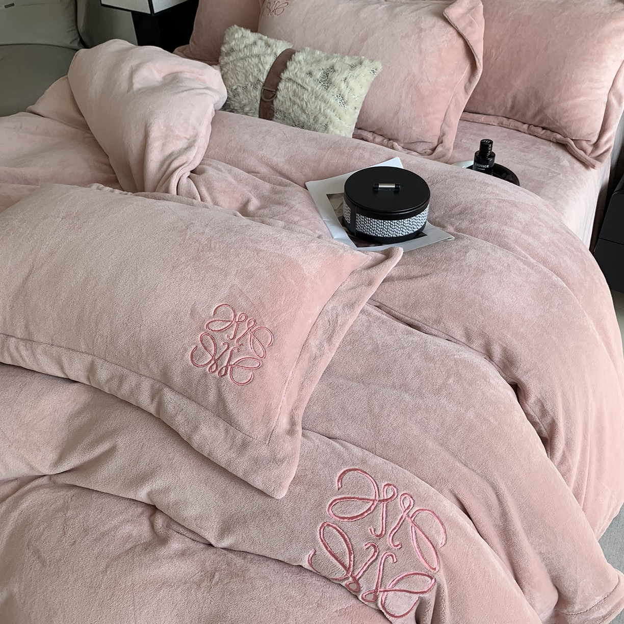 91家纺网 家纺一手货源 找家纺 莱豫家纺 2025秋冬新品加厚牛奶绒刺绣款四件套宽边工艺全消光牛奶绒 罗意威薄雾玫瑰