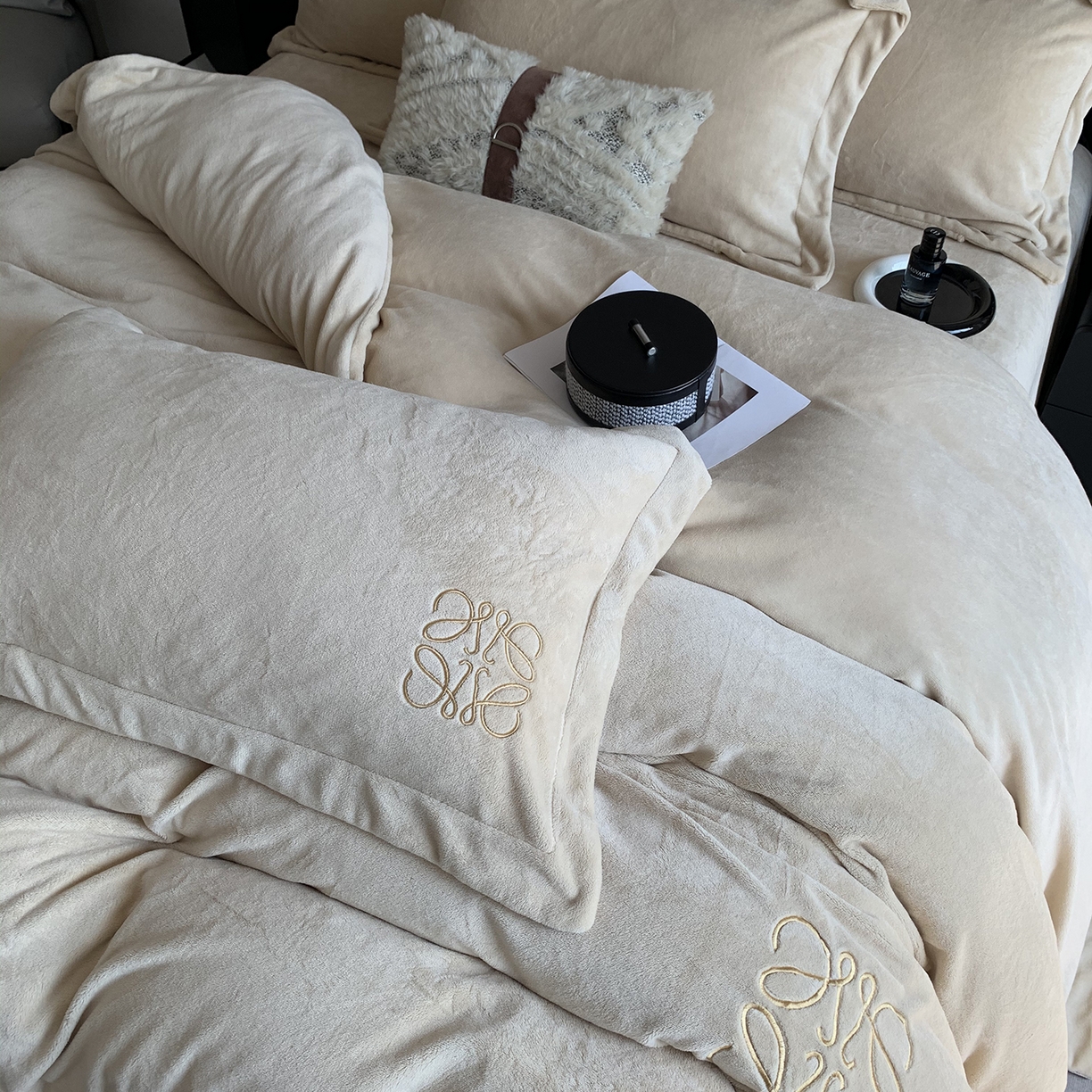 91家纺网 家纺一手货源 找家纺 莱豫家纺 2025秋冬新品加厚牛奶绒刺绣款四件套宽边工艺全消光牛奶绒 罗意威温柔浅杏