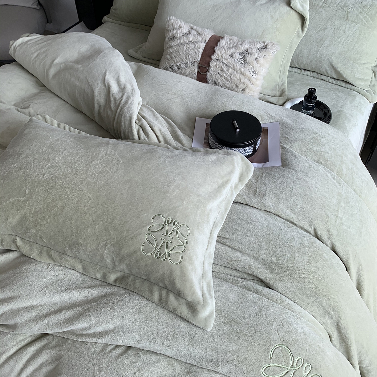 91家纺网 家纺一手货源 找家纺 莱豫家纺 2025秋冬新品加厚牛奶绒刺绣款四件套宽边工艺全消光牛奶绒 罗意威绿罗春