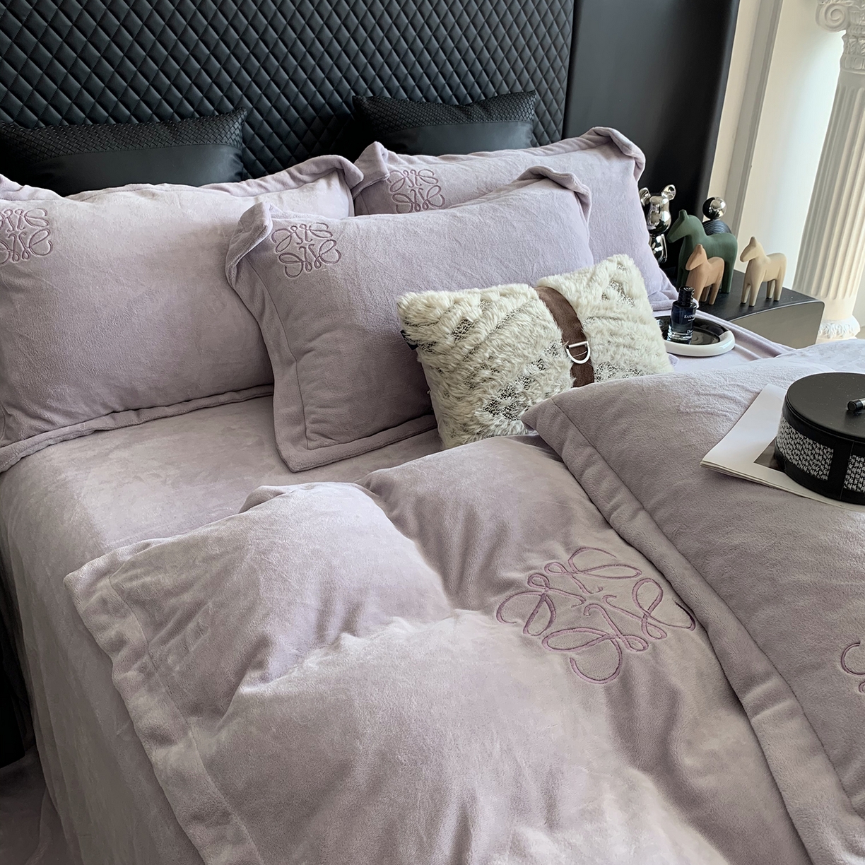 91家纺网 家纺一手货源 找家纺 莱豫家纺 2025秋冬新品加厚牛奶绒刺绣款四件套宽边工艺全消光牛奶绒 罗意威梦幻紫