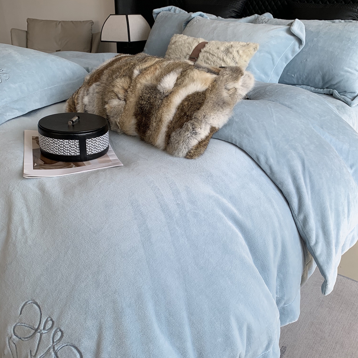 91家纺网 家纺一手货源 找家纺 莱豫家纺 2025秋冬新品加厚牛奶绒刺绣款四件套宽边工艺全消光牛奶绒 罗意威秋波蓝