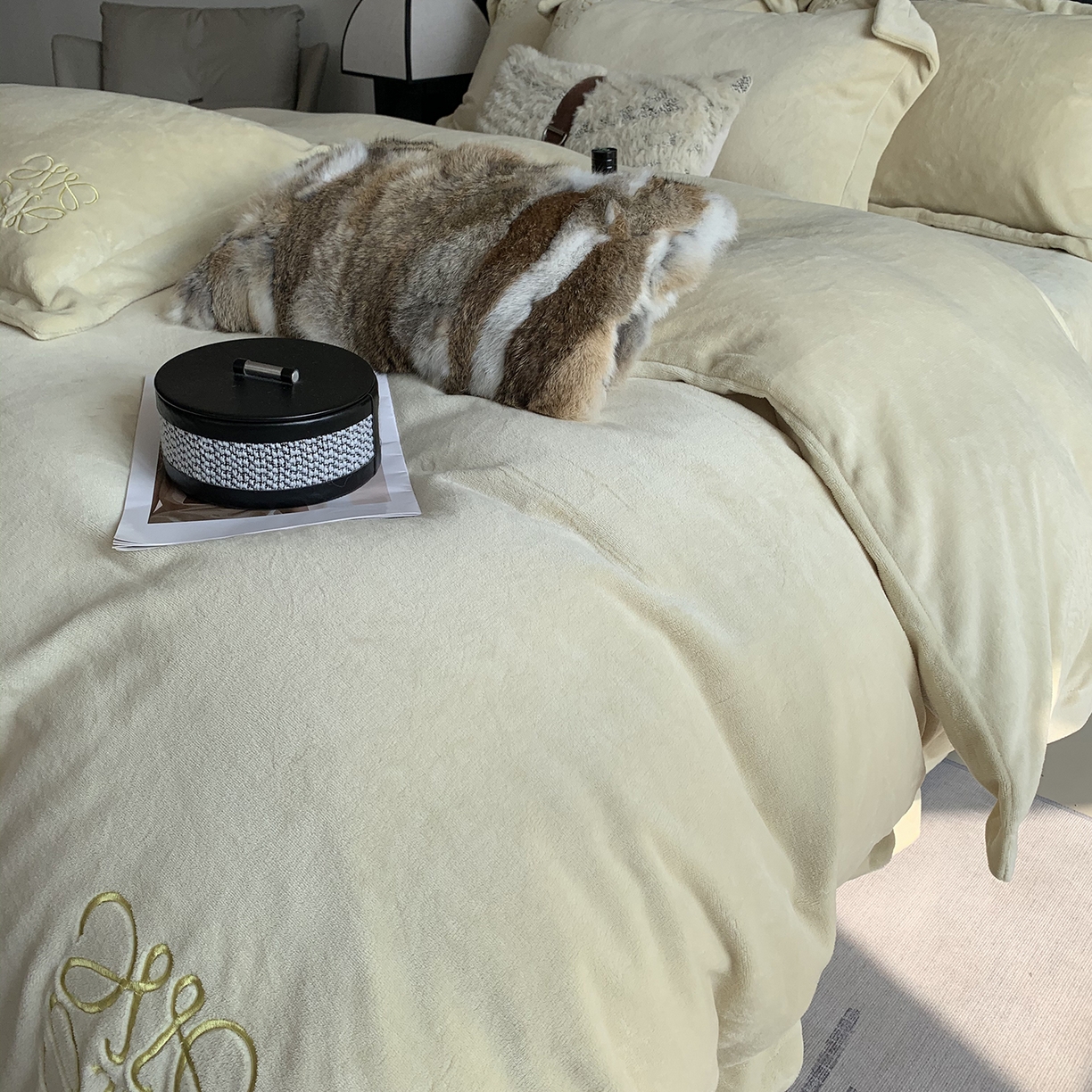 91家纺网 家纺一手货源 找家纺 莱豫家纺 2025秋冬新品加厚牛奶绒刺绣款四件套宽边工艺全消光牛奶绒 罗意威清新雪梨