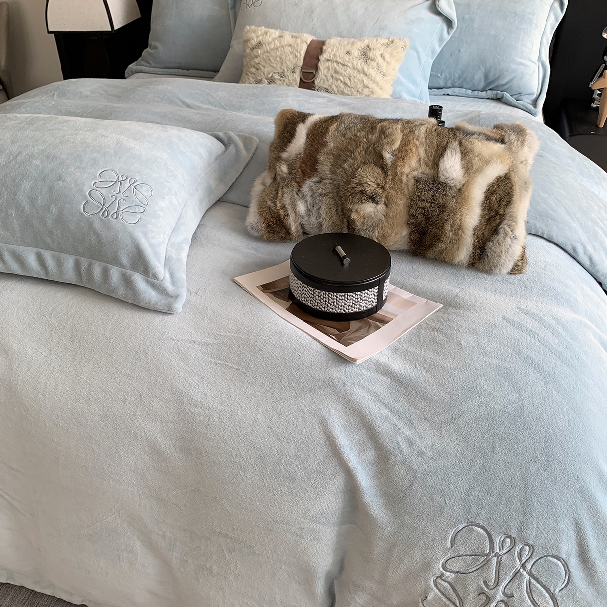 91家纺网 家纺一手货源 找家纺 莱豫家纺 2025秋冬新品加厚牛奶绒刺绣款四件套宽边工艺全消光牛奶绒 罗意威秋波蓝