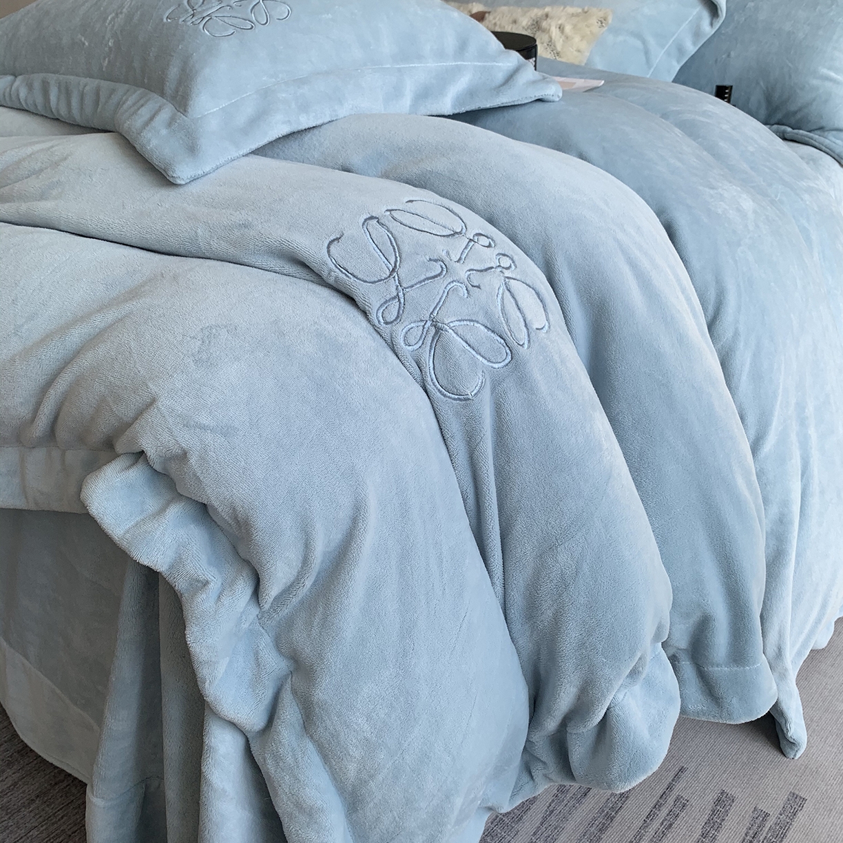 91家纺网 家纺一手货源 找家纺 莱豫家纺 2025秋冬新品加厚牛奶绒刺绣款四件套宽边工艺全消光牛奶绒 罗意威秋波蓝