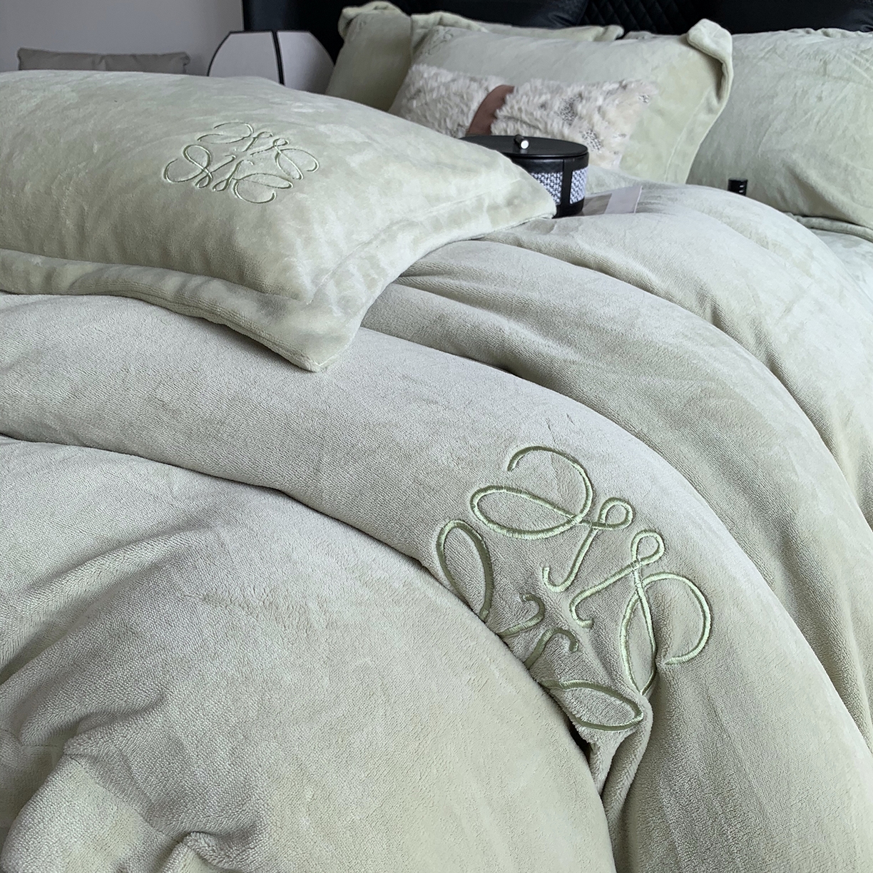 91家纺网 家纺一手货源 找家纺 莱豫家纺 2025秋冬新品加厚牛奶绒刺绣款四件套宽边工艺全消光牛奶绒 罗意威绿罗春