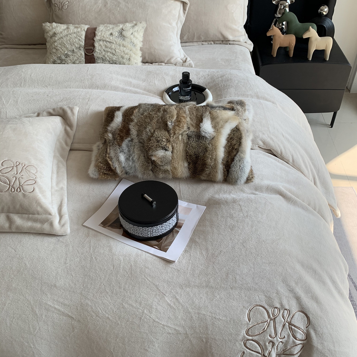 91家纺网 家纺一手货源 找家纺 莱豫家纺 2025秋冬新品加厚牛奶绒刺绣款四件套宽边工艺全消光牛奶绒 罗意威蛋奶咖