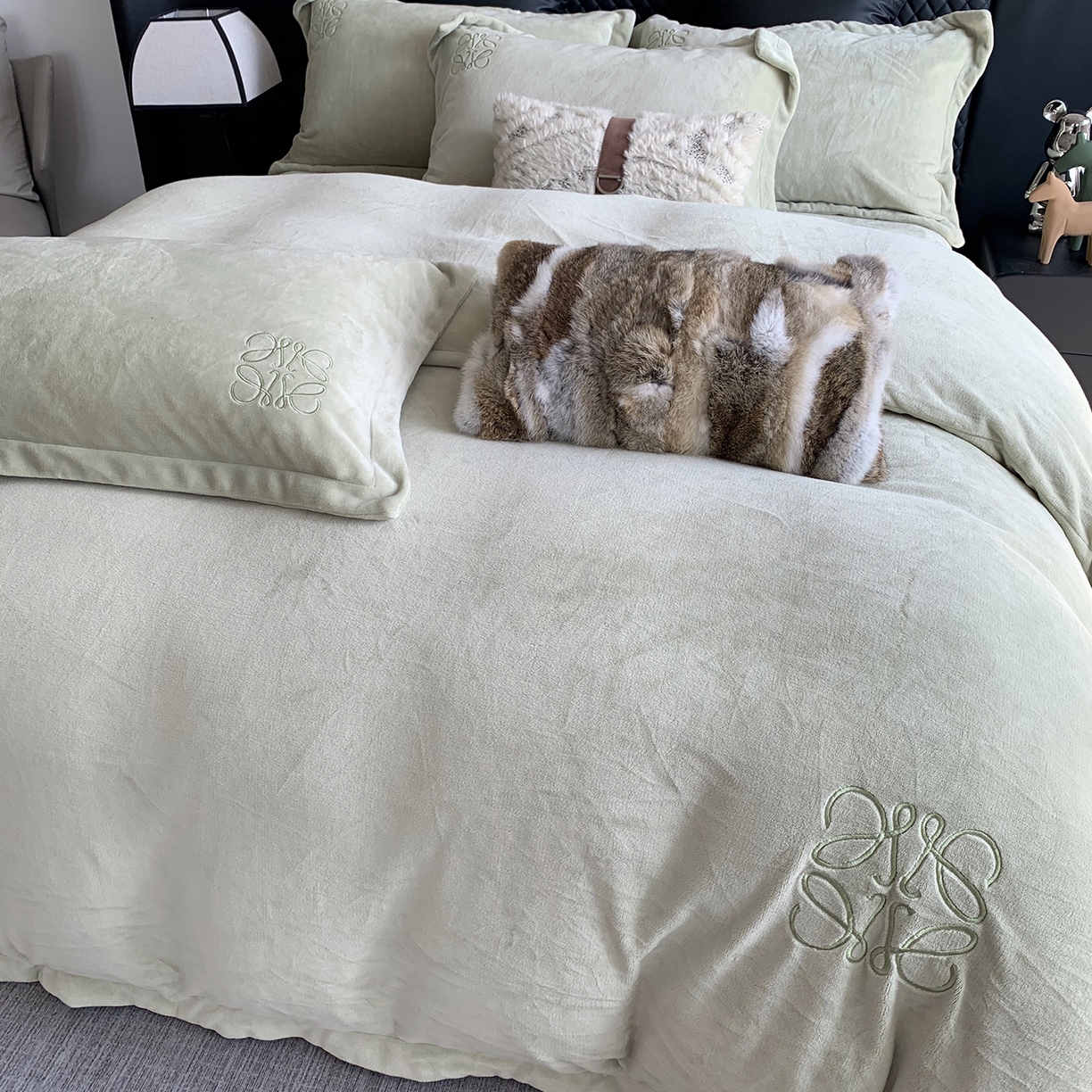 91家纺网 家纺一手货源 找家纺 莱豫家纺 2025秋冬新品加厚牛奶绒刺绣款四件套宽边工艺全消光牛奶绒 罗意威绿罗春