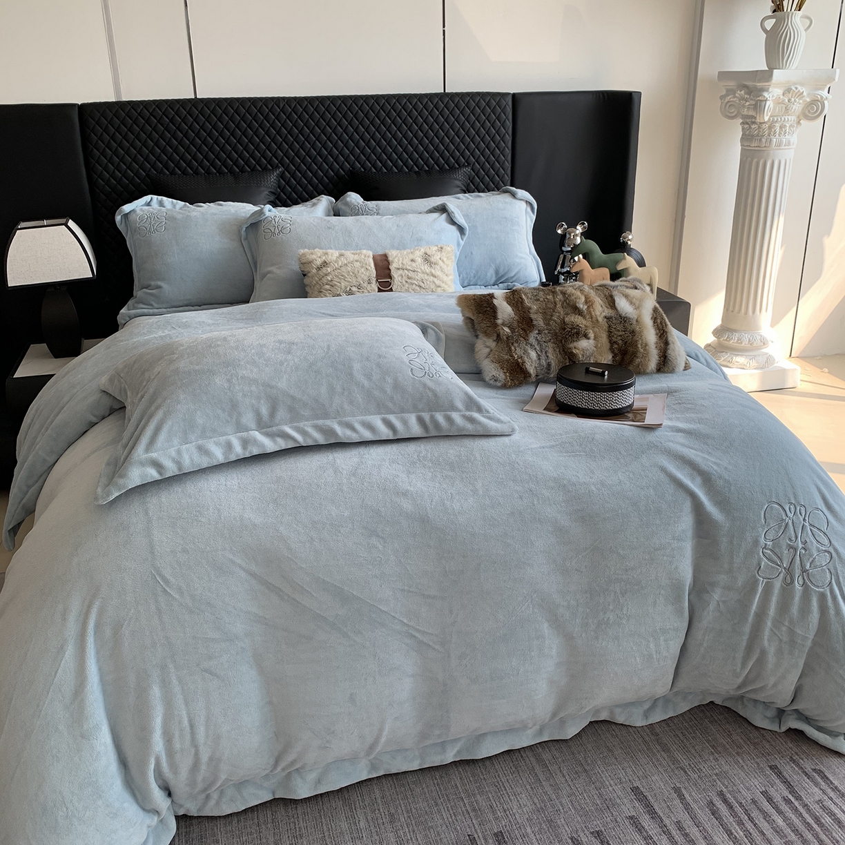 91家纺网 家纺一手货源 找家纺 莱豫家纺 2025秋冬新品加厚牛奶绒刺绣款四件套宽边工艺全消光牛奶绒 罗意威秋波蓝