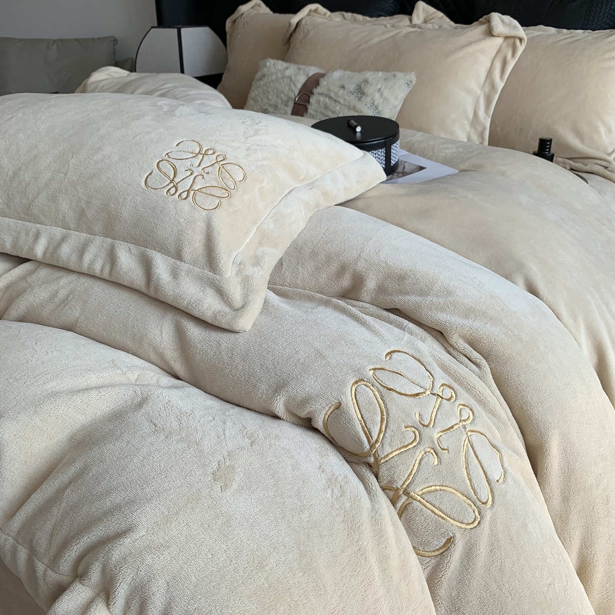 91家纺网 家纺一手货源 找家纺 莱豫家纺 2025秋冬新品加厚牛奶绒刺绣款四件套宽边工艺全消光牛奶绒 罗意威温柔浅杏