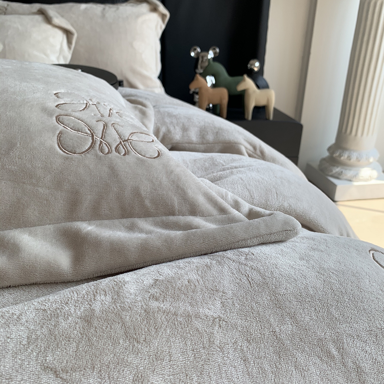 91家纺网 家纺一手货源 找家纺 莱豫家纺 2025秋冬新品加厚牛奶绒刺绣款四件套宽边工艺全消光牛奶绒 罗意威蛋奶咖