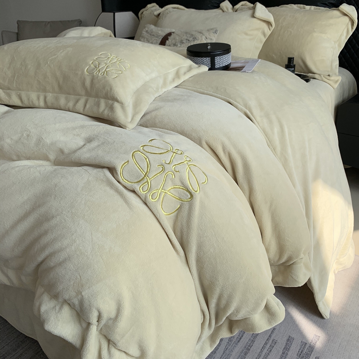 91家纺网 家纺一手货源 找家纺 莱豫家纺 2025秋冬新品加厚牛奶绒刺绣款四件套宽边工艺全消光牛奶绒 罗意威清新雪梨