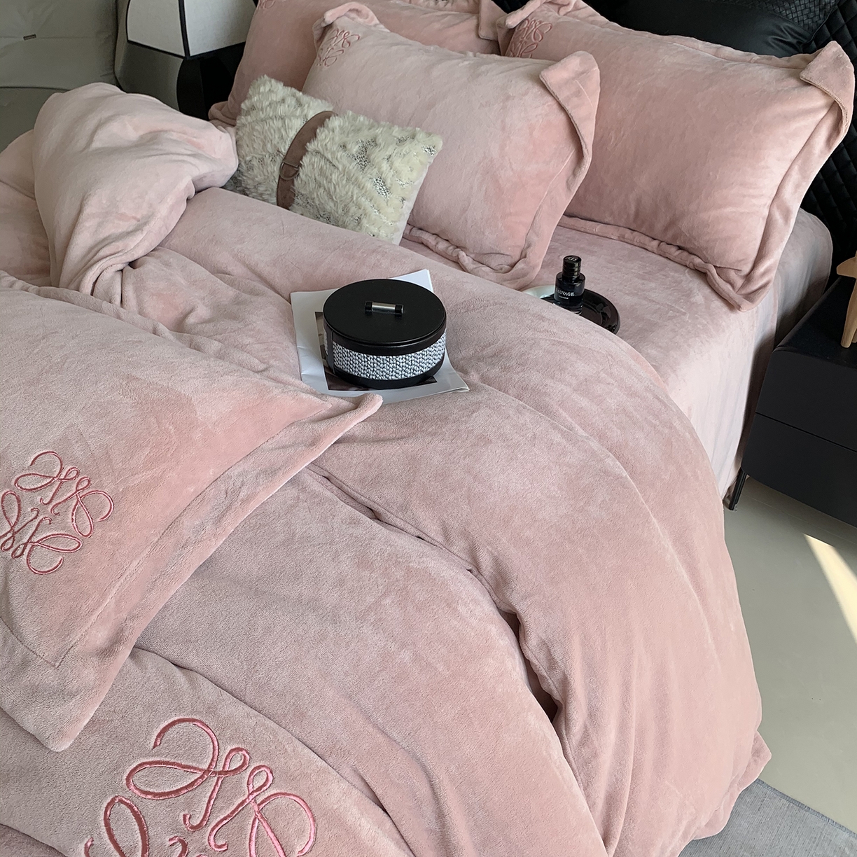 91家纺网 家纺一手货源 找家纺 （总）莱豫家纺 2025秋冬新品加厚牛奶绒刺绣款四件套宽边工艺全消光牛奶绒