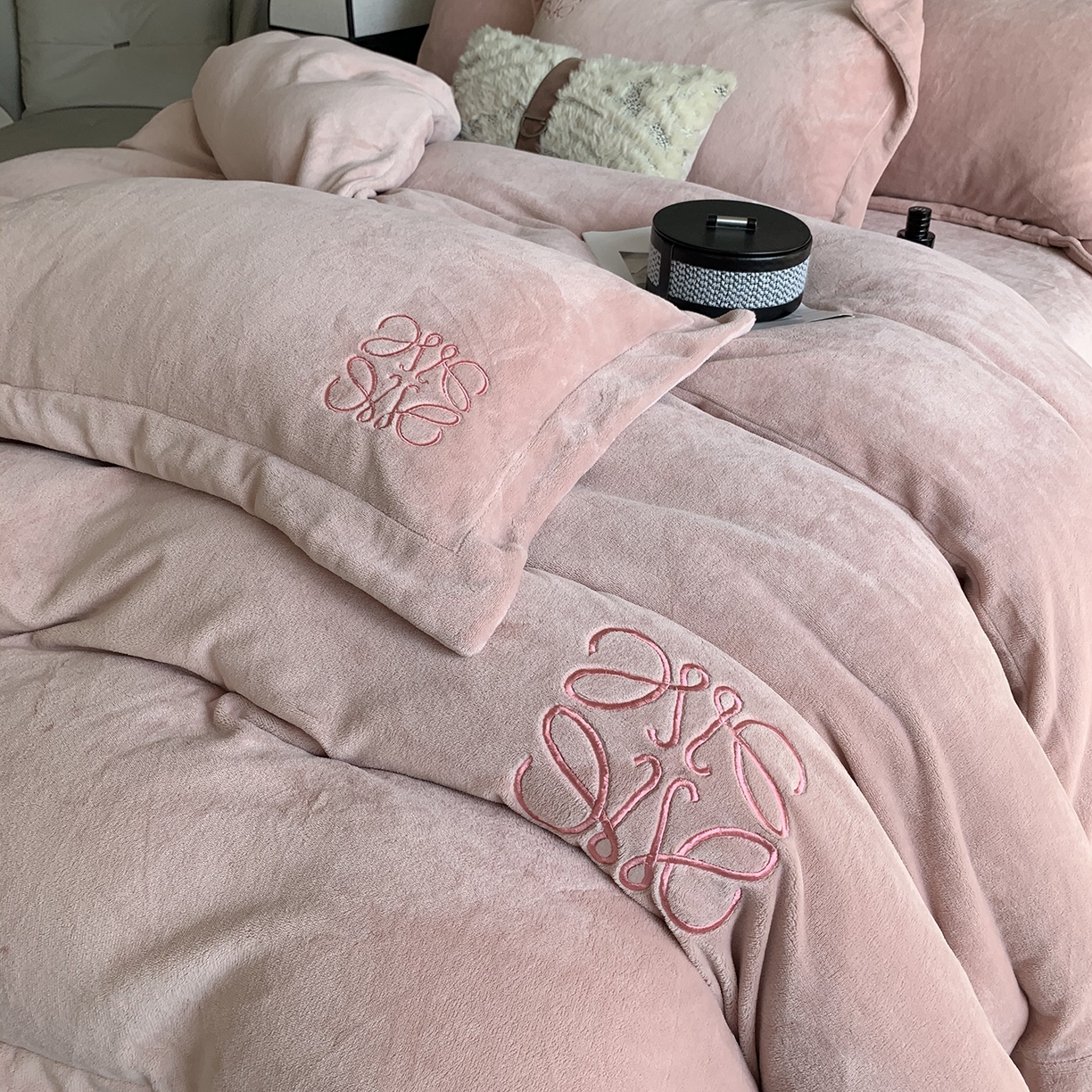 91家纺网 家纺一手货源 找家纺 莱豫家纺 2025秋冬新品加厚牛奶绒刺绣款四件套宽边工艺全消光牛奶绒 罗意威薄雾玫瑰