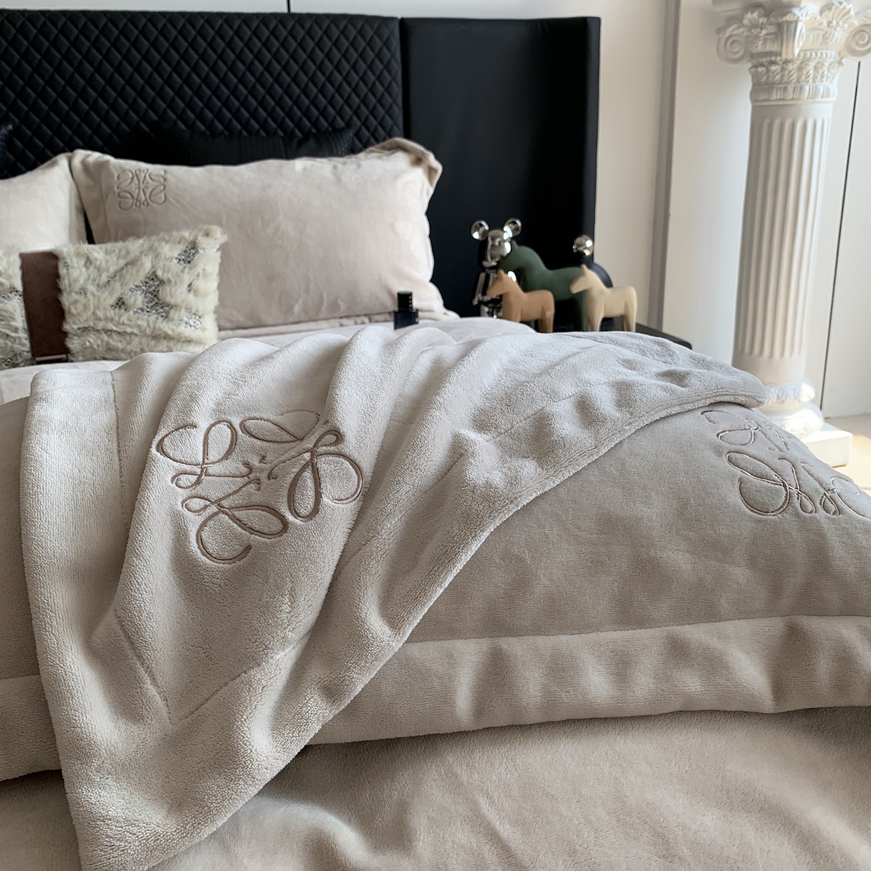 91家纺网 家纺一手货源 找家纺 莱豫家纺 2025秋冬新品加厚牛奶绒刺绣款四件套宽边工艺全消光牛奶绒 罗意威蛋奶咖