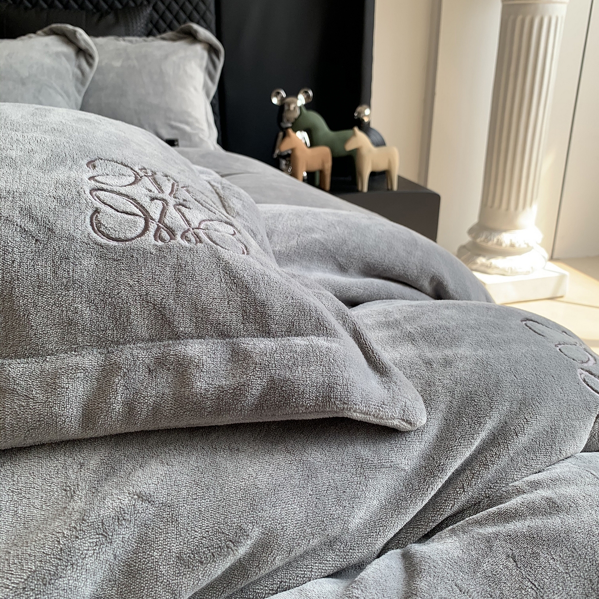 91家纺网 家纺一手货源 找家纺 莱豫家纺 2025秋冬新品加厚牛奶绒刺绣款四件套宽边工艺全消光牛奶绒 罗意威玛瑙灰