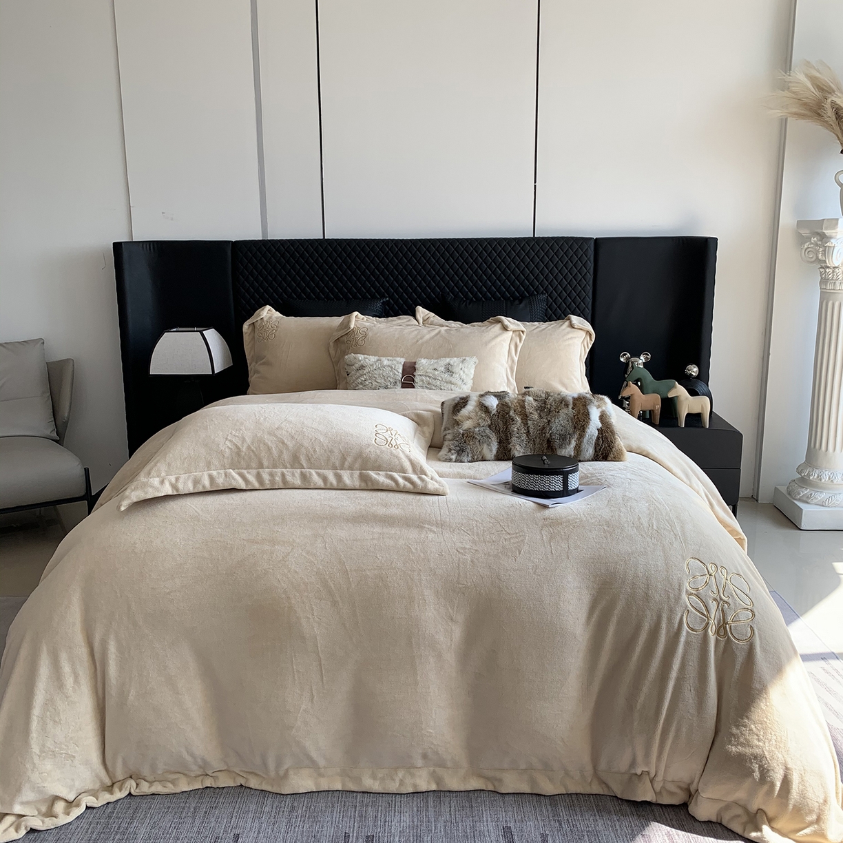 莱豫家纺 2025秋冬新品加厚牛奶绒刺绣款四件套宽边工艺全消光牛奶绒 罗意威温柔浅杏