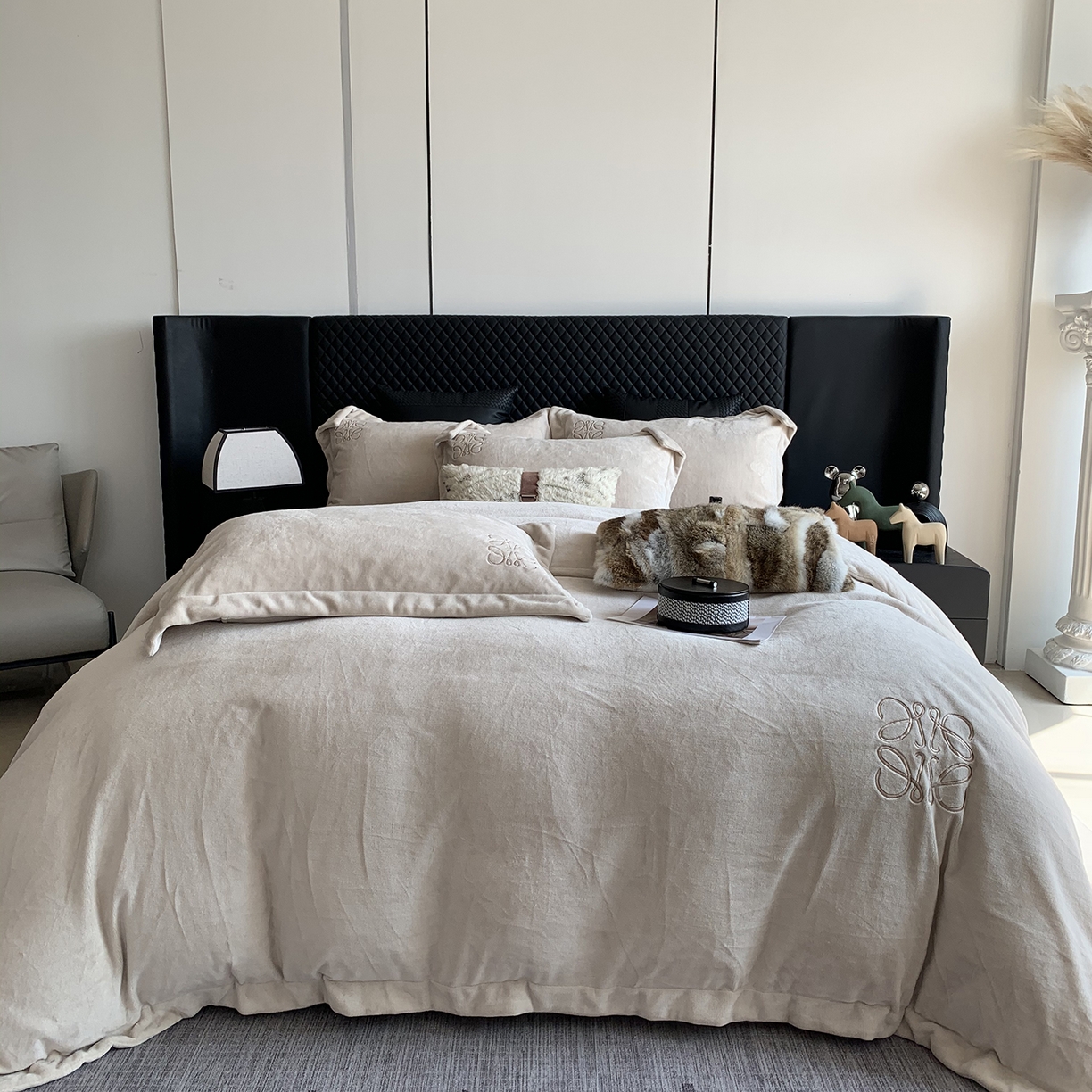 91家纺网 家纺一手货源 找家纺 （总）莱豫家纺 2025秋冬新品加厚牛奶绒刺绣款四件套宽边工艺全消光牛奶绒