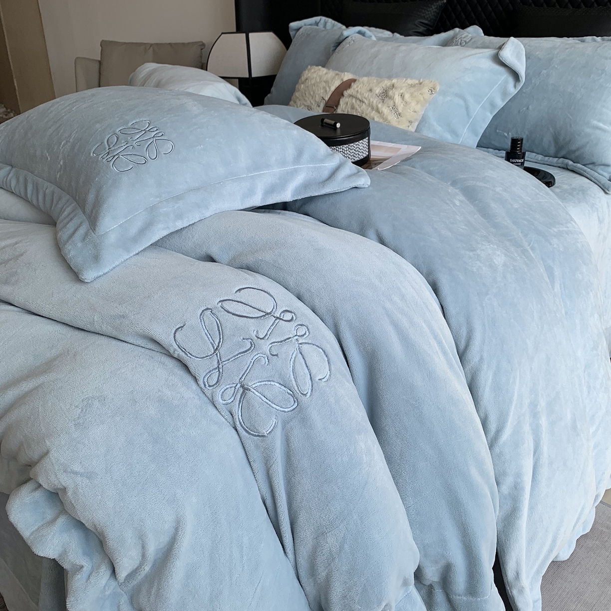 91家纺网 家纺一手货源 找家纺 莱豫家纺 2025秋冬新品加厚牛奶绒刺绣款四件套宽边工艺全消光牛奶绒 罗意威秋波蓝