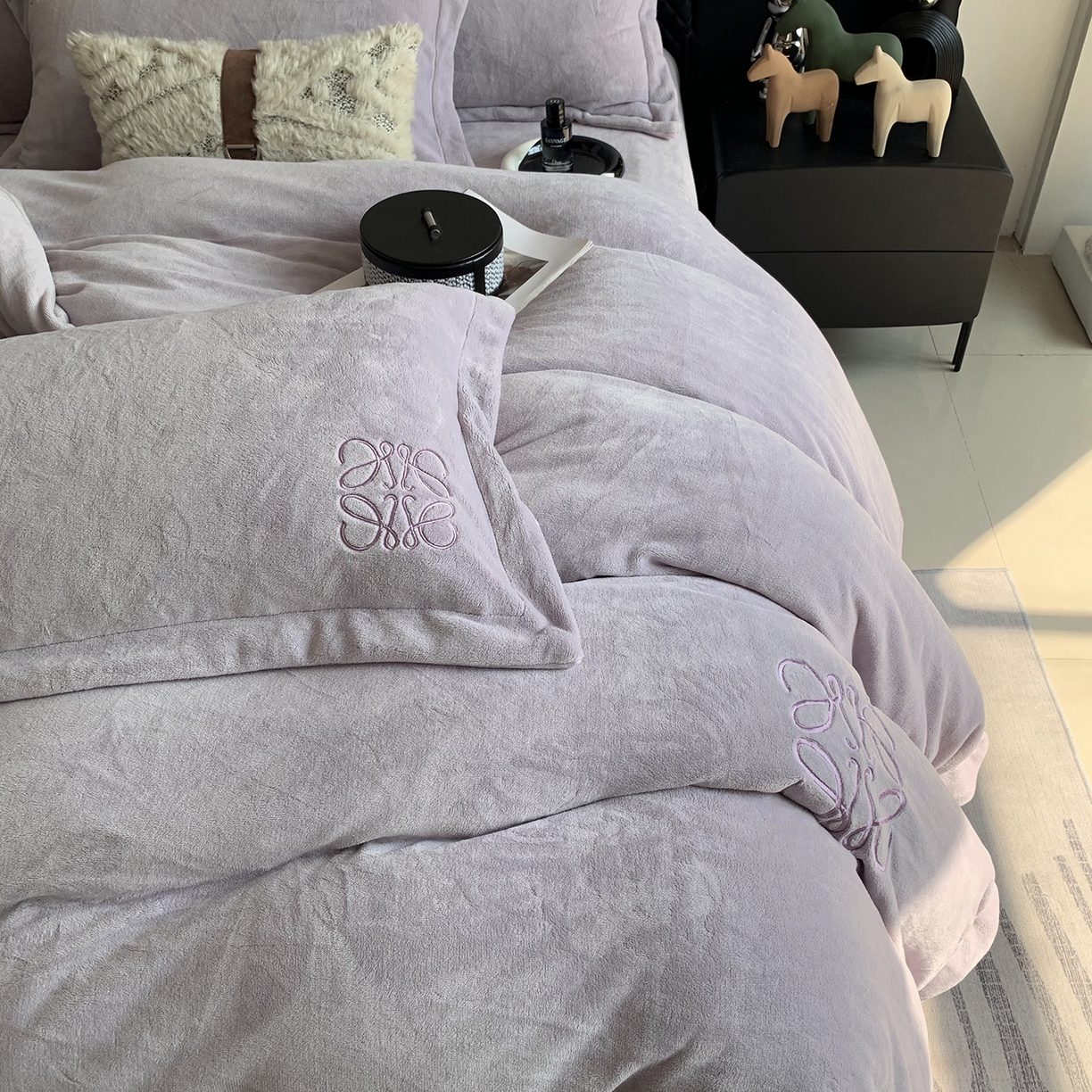 91家纺网 家纺一手货源 找家纺 莱豫家纺 2025秋冬新品加厚牛奶绒刺绣款四件套宽边工艺全消光牛奶绒 罗意威梦幻紫