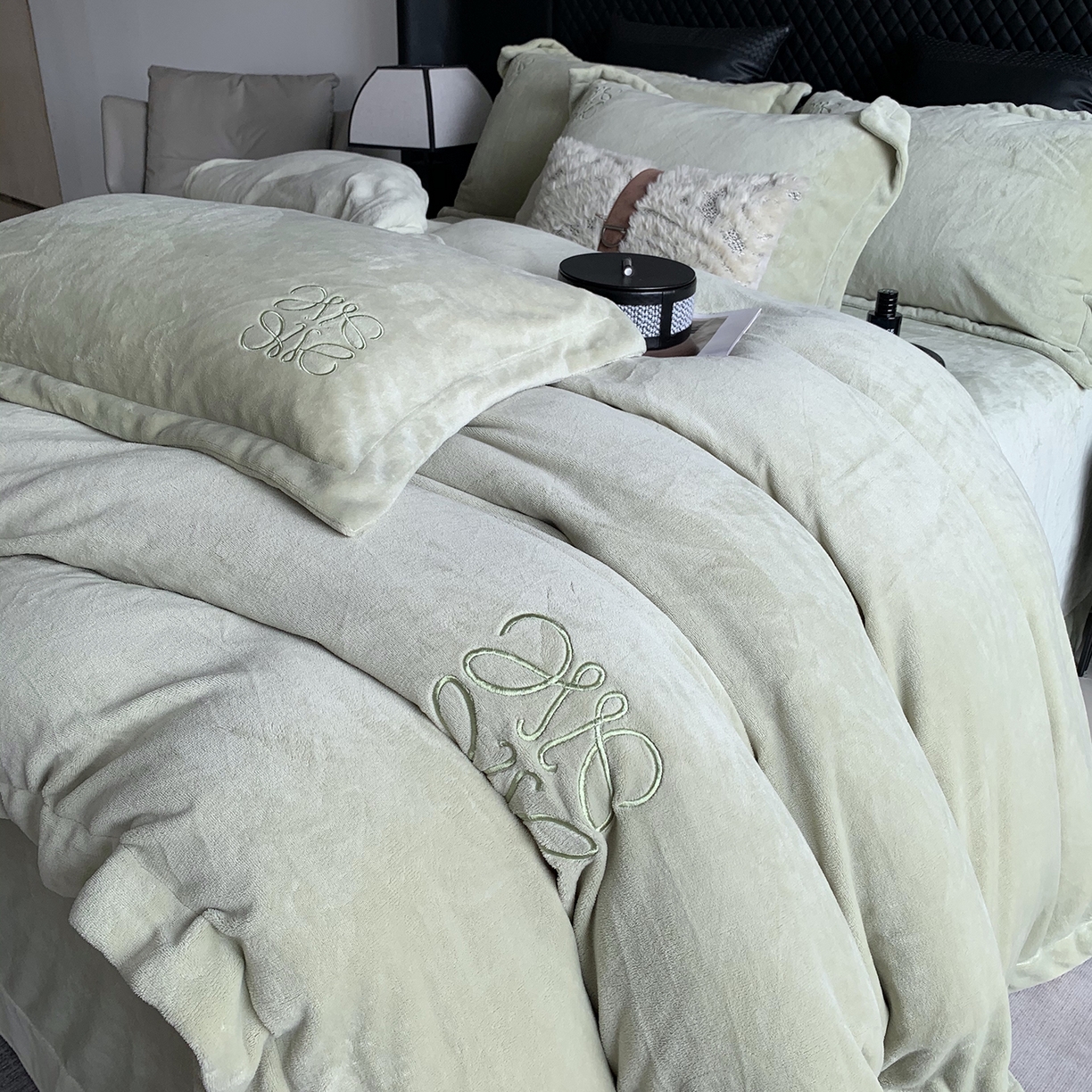 91家纺网 家纺一手货源 找家纺 莱豫家纺 2025秋冬新品加厚牛奶绒刺绣款四件套宽边工艺全消光牛奶绒 罗意威绿罗春