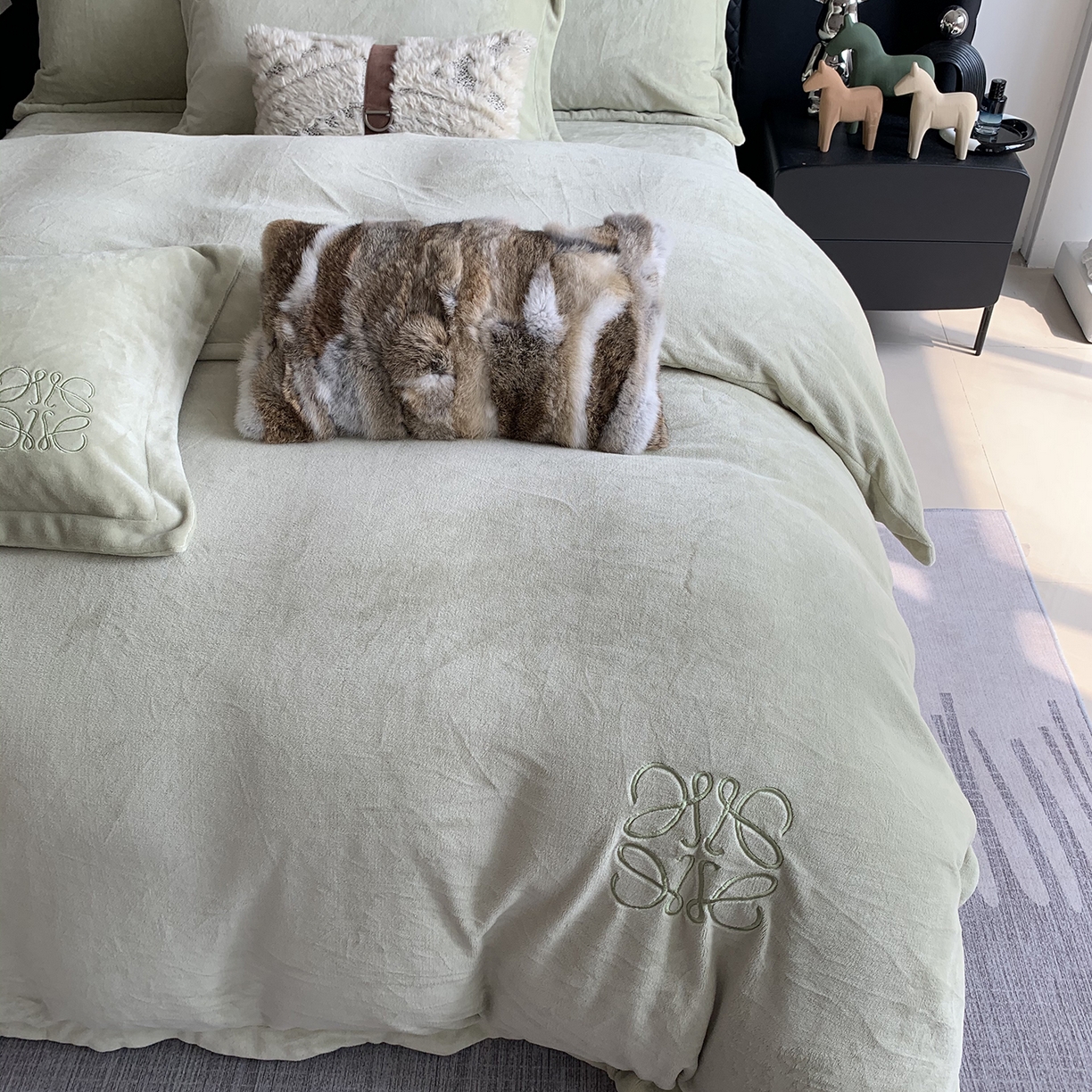 91家纺网 家纺一手货源 找家纺 莱豫家纺 2025秋冬新品加厚牛奶绒刺绣款四件套宽边工艺全消光牛奶绒 罗意威绿罗春