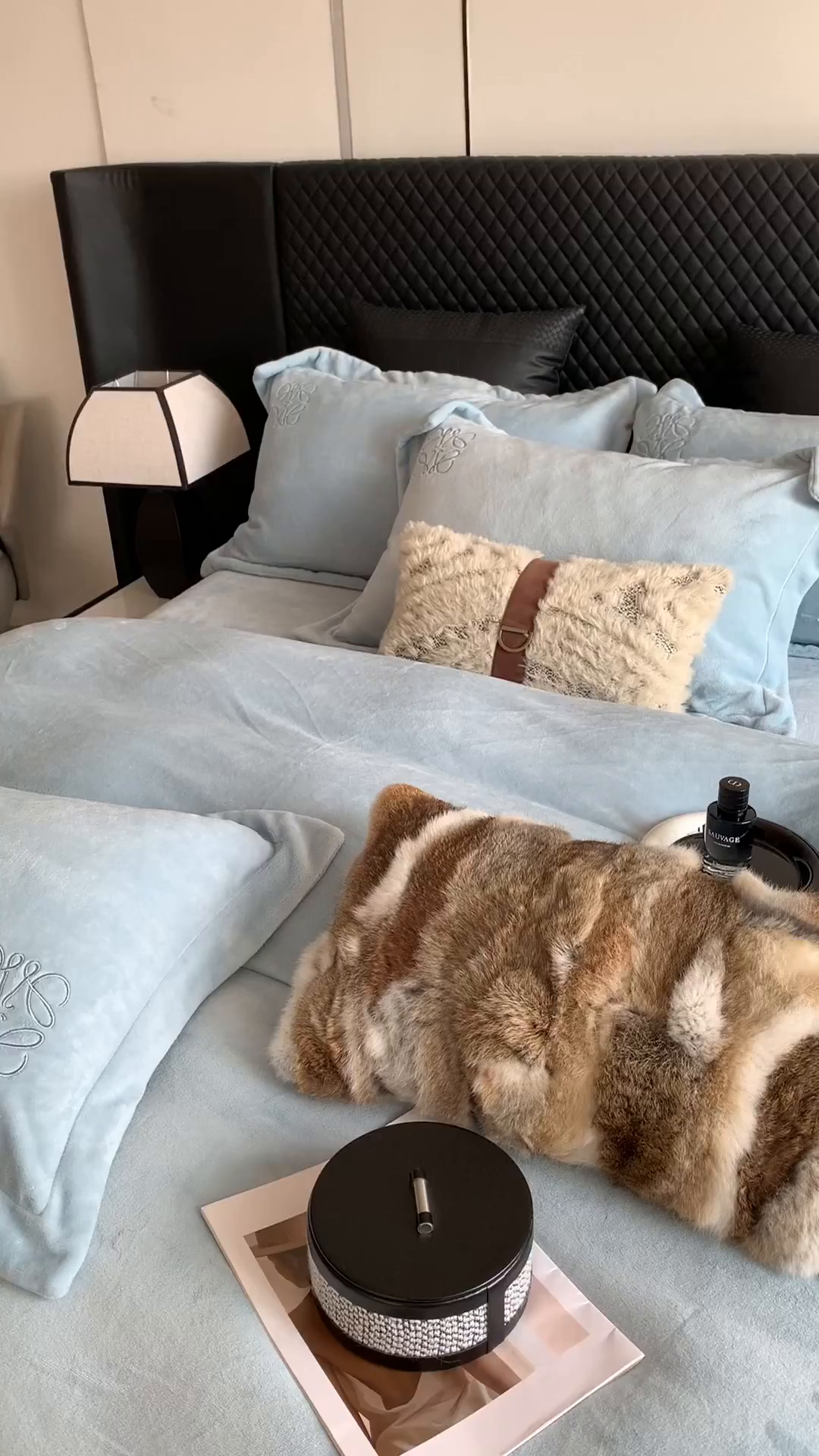 91家纺网 家纺一手货源 找家纺 莱豫家纺 2025秋冬新品加厚牛奶绒刺绣款四件套宽边工艺全消光牛奶绒 罗意威秋波蓝