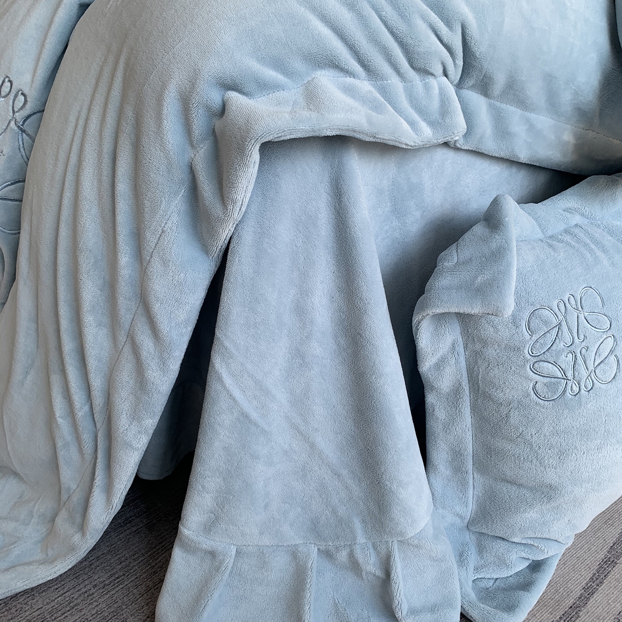 91家纺网 家纺一手货源 找家纺 莱豫家纺 2025秋冬新品加厚牛奶绒刺绣款四件套宽边工艺全消光牛奶绒 罗意威秋波蓝