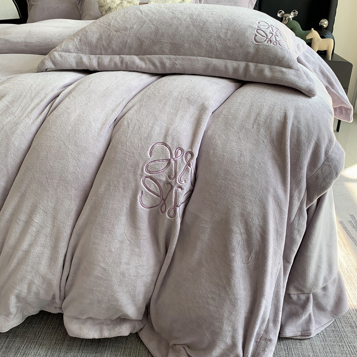 91家纺网 家纺一手货源 找家纺 莱豫家纺 2025秋冬新品加厚牛奶绒刺绣款四件套宽边工艺全消光牛奶绒 罗意威梦幻紫