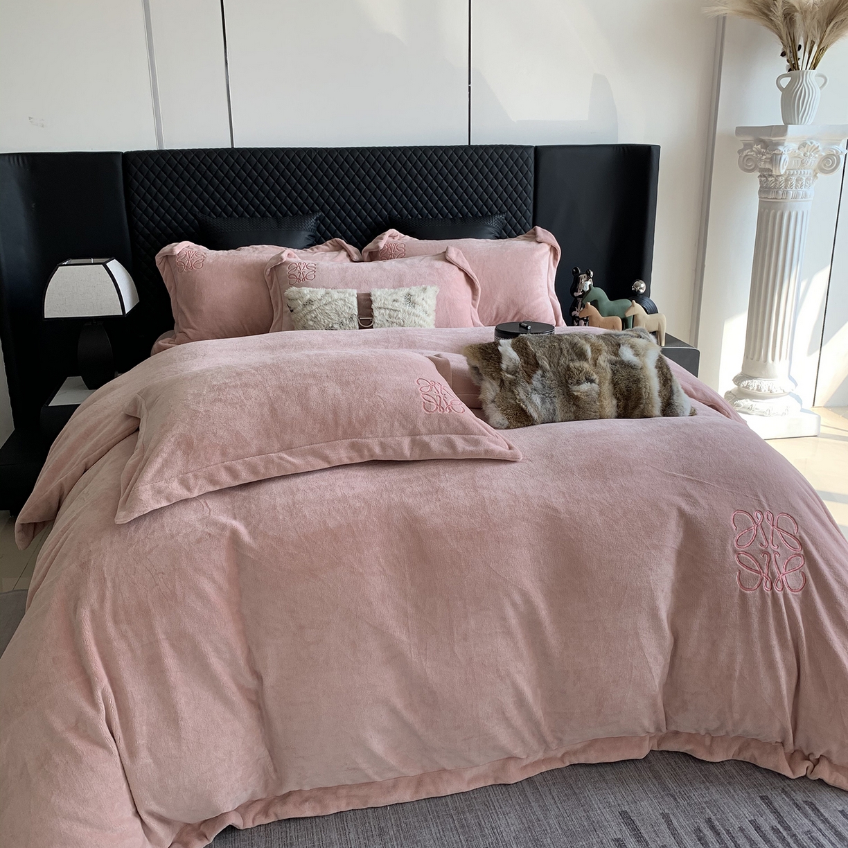 91家纺网 家纺一手货源 找家纺 莱豫家纺 2025秋冬新品加厚牛奶绒刺绣款四件套宽边工艺全消光牛奶绒 罗意威薄雾玫瑰