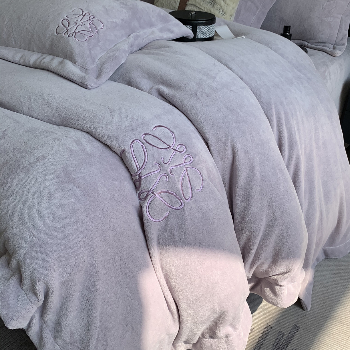 91家纺网 家纺一手货源 找家纺 莱豫家纺 2025秋冬新品加厚牛奶绒刺绣款四件套宽边工艺全消光牛奶绒 罗意威梦幻紫