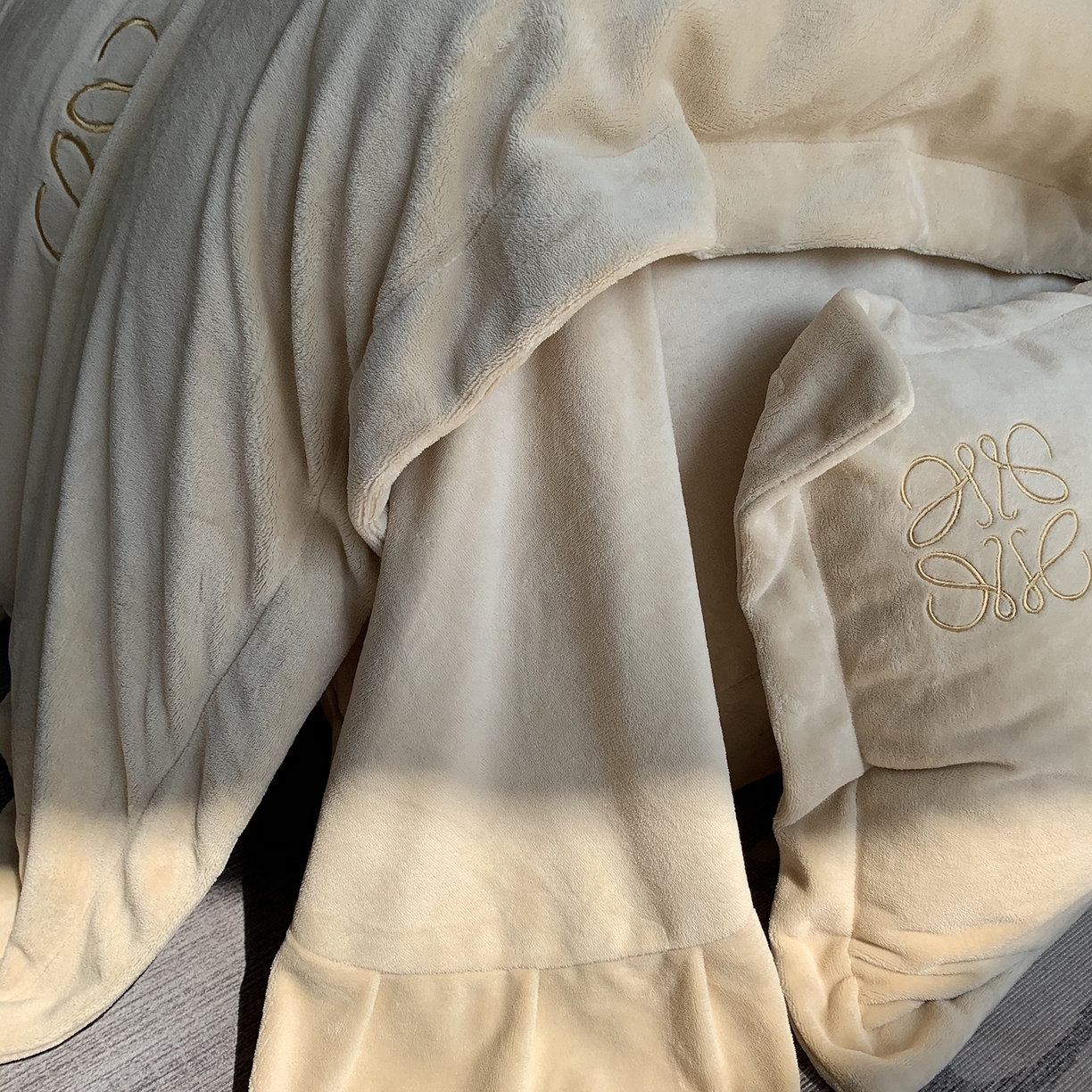 91家纺网 家纺一手货源 找家纺 莱豫家纺 2025秋冬新品加厚牛奶绒刺绣款四件套宽边工艺全消光牛奶绒 罗意威温柔浅杏