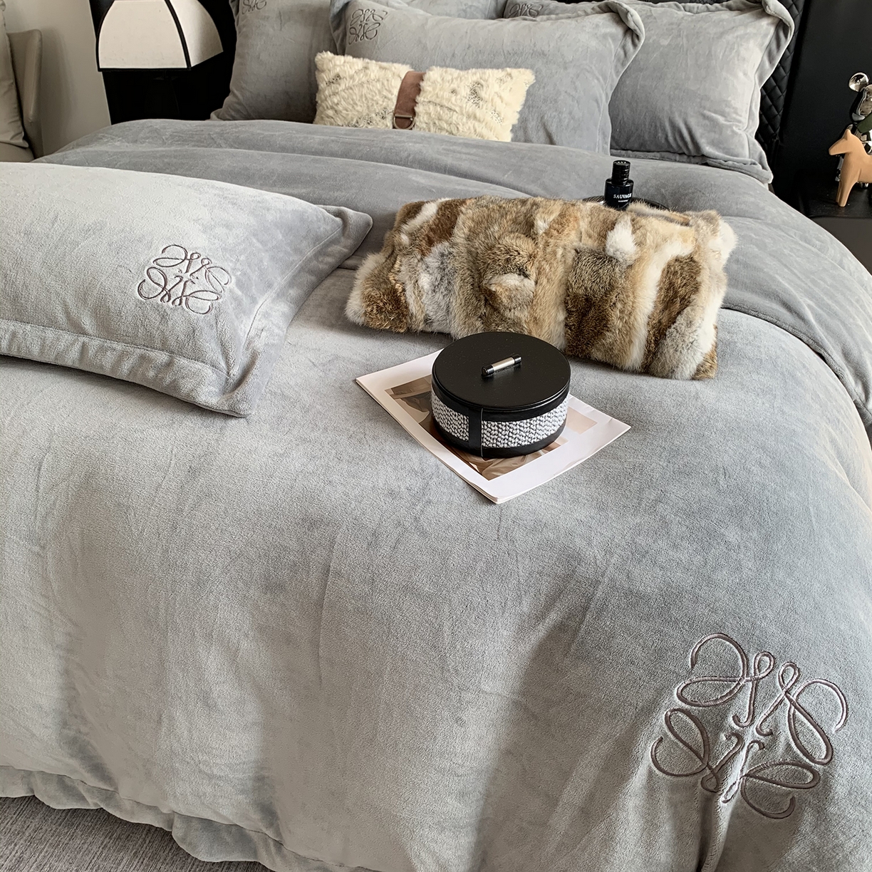 91家纺网 家纺一手货源 找家纺 莱豫家纺 2025秋冬新品加厚牛奶绒刺绣款四件套宽边工艺全消光牛奶绒 罗意威玛瑙灰