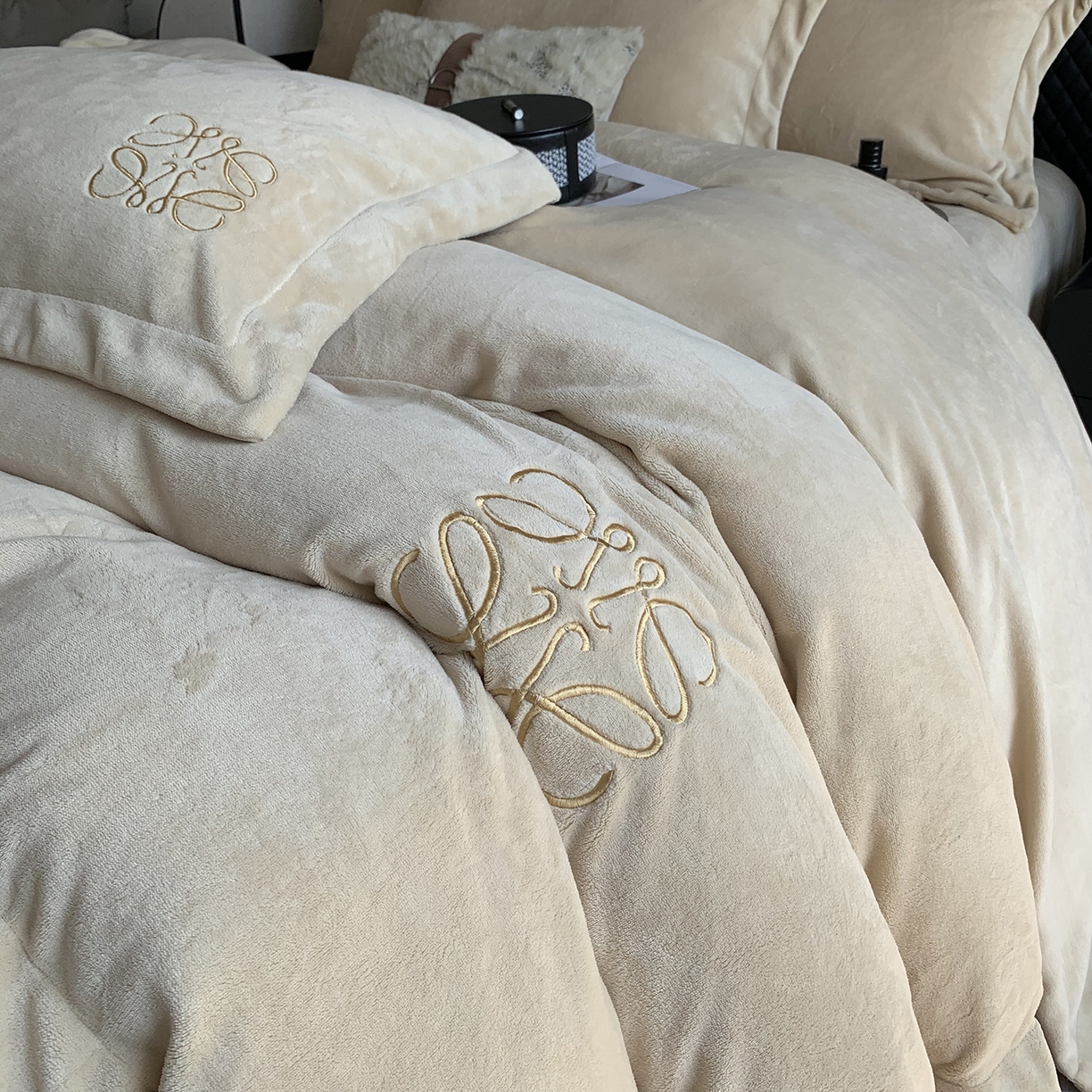 91家纺网 家纺一手货源 找家纺 莱豫家纺 2025秋冬新品加厚牛奶绒刺绣款四件套宽边工艺全消光牛奶绒 罗意威温柔浅杏