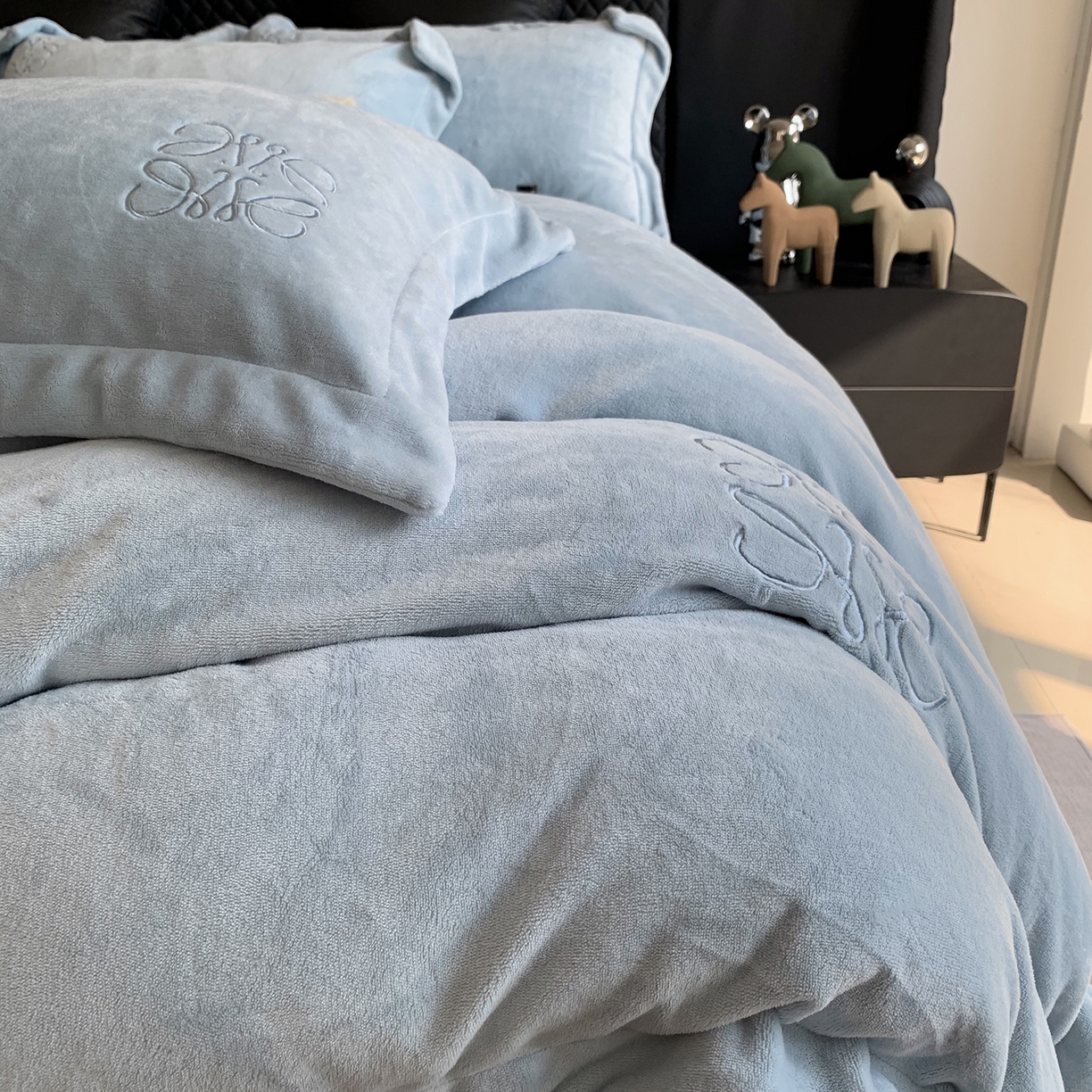 91家纺网 家纺一手货源 找家纺 莱豫家纺 2025秋冬新品加厚牛奶绒刺绣款四件套宽边工艺全消光牛奶绒 罗意威秋波蓝