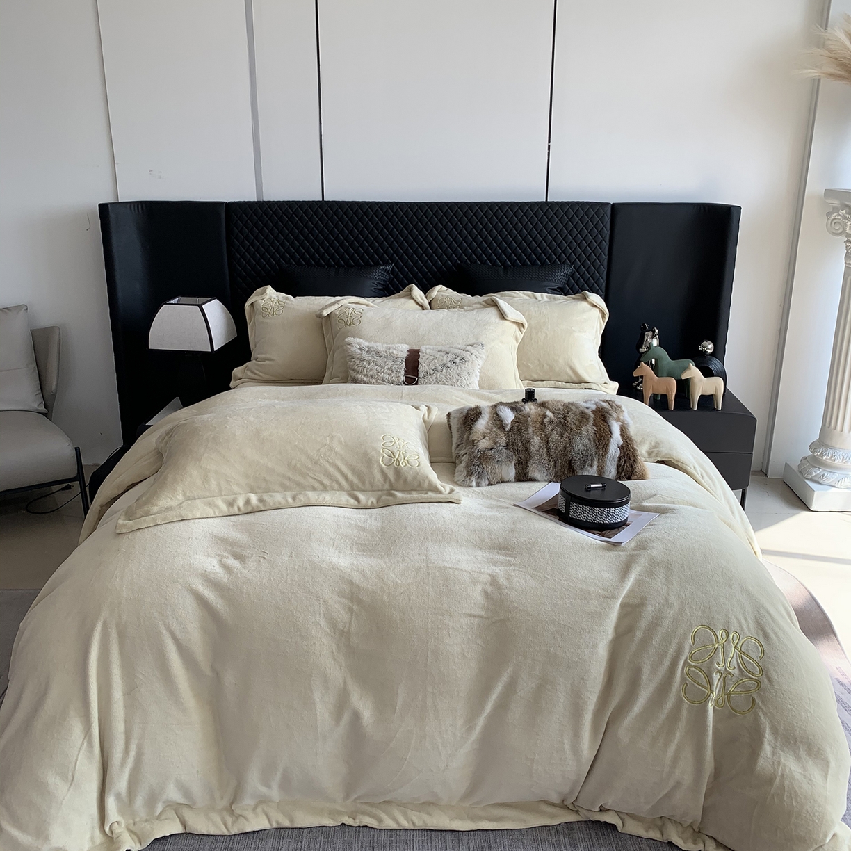 91家纺网 家纺一手货源 找家纺 （总）莱豫家纺 2025秋冬新品加厚牛奶绒刺绣款四件套宽边工艺全消光牛奶绒