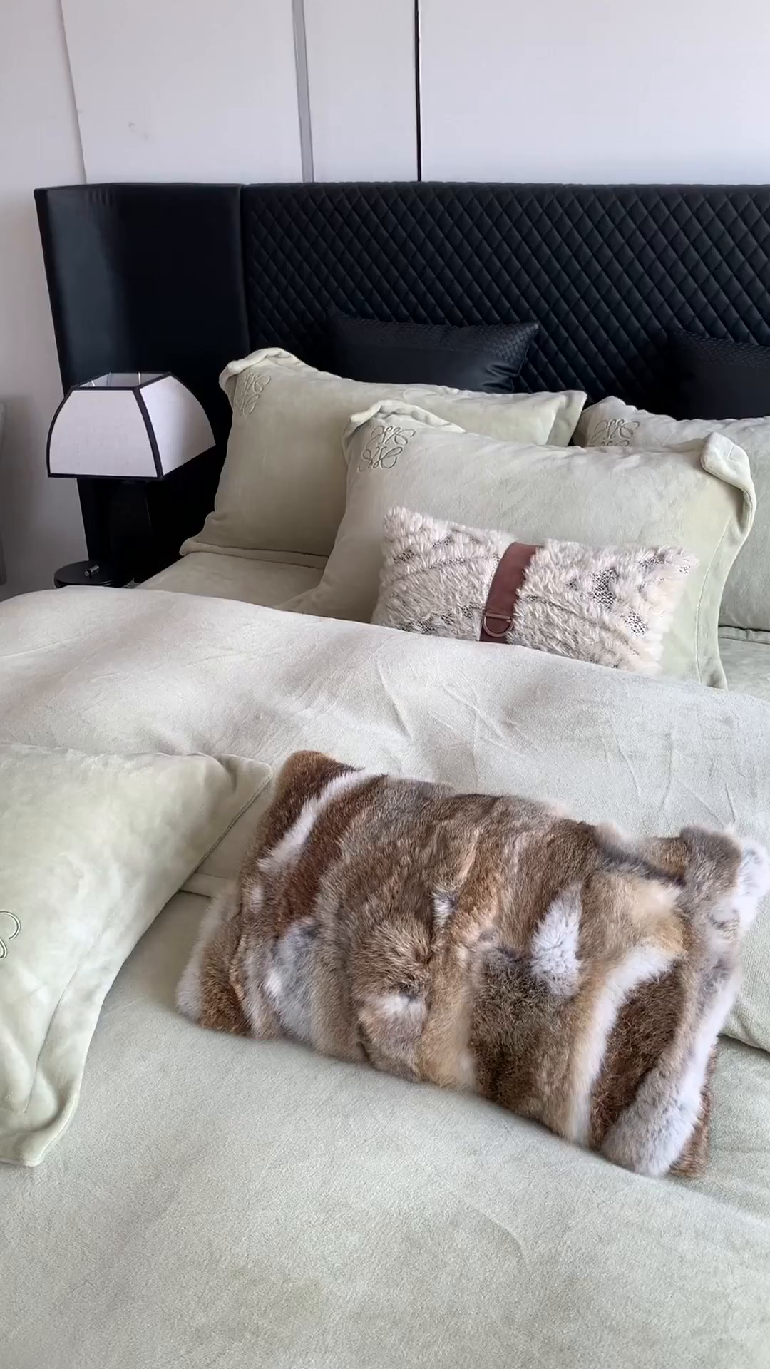 91家纺网 家纺一手货源 找家纺 莱豫家纺 2025秋冬新品加厚牛奶绒刺绣款四件套宽边工艺全消光牛奶绒 罗意威绿罗春