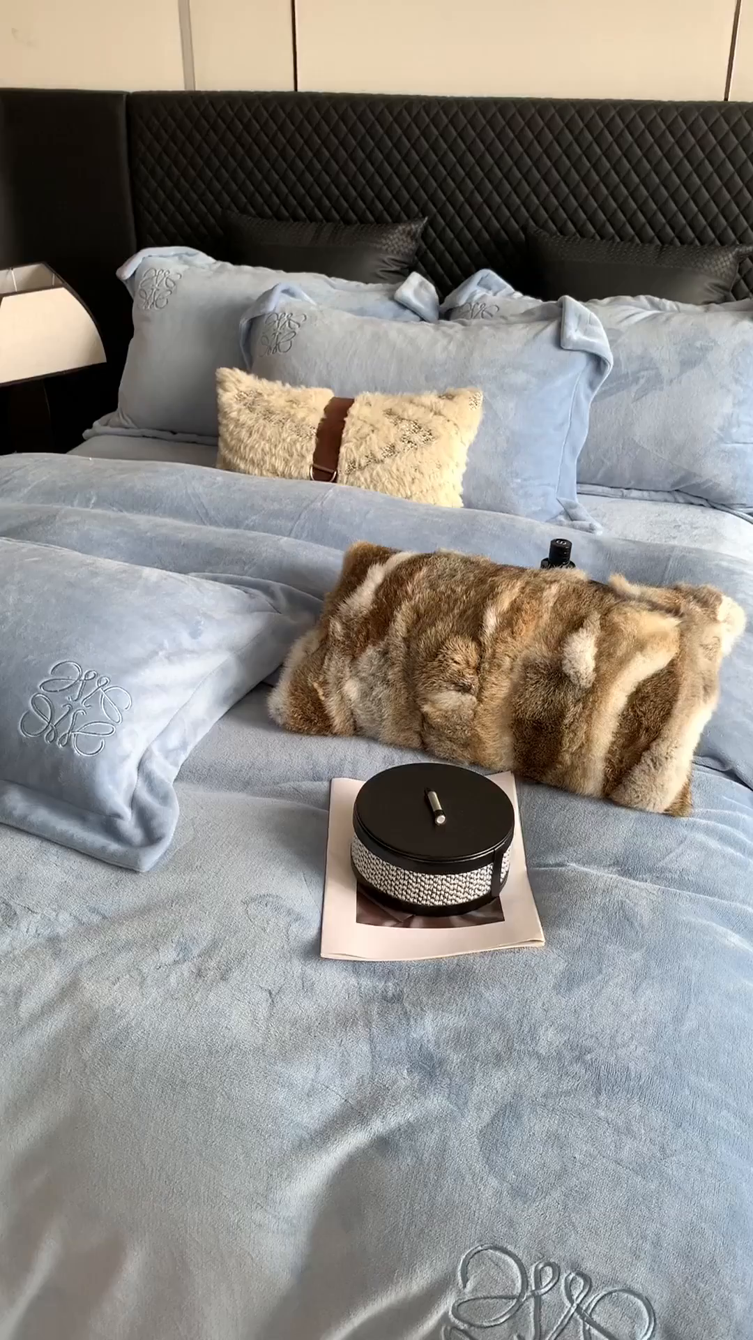 91家纺网 家纺一手货源 找家纺 莱豫家纺 2025秋冬新品加厚牛奶绒刺绣款四件套宽边工艺全消光牛奶绒 罗意威普鲁士蓝