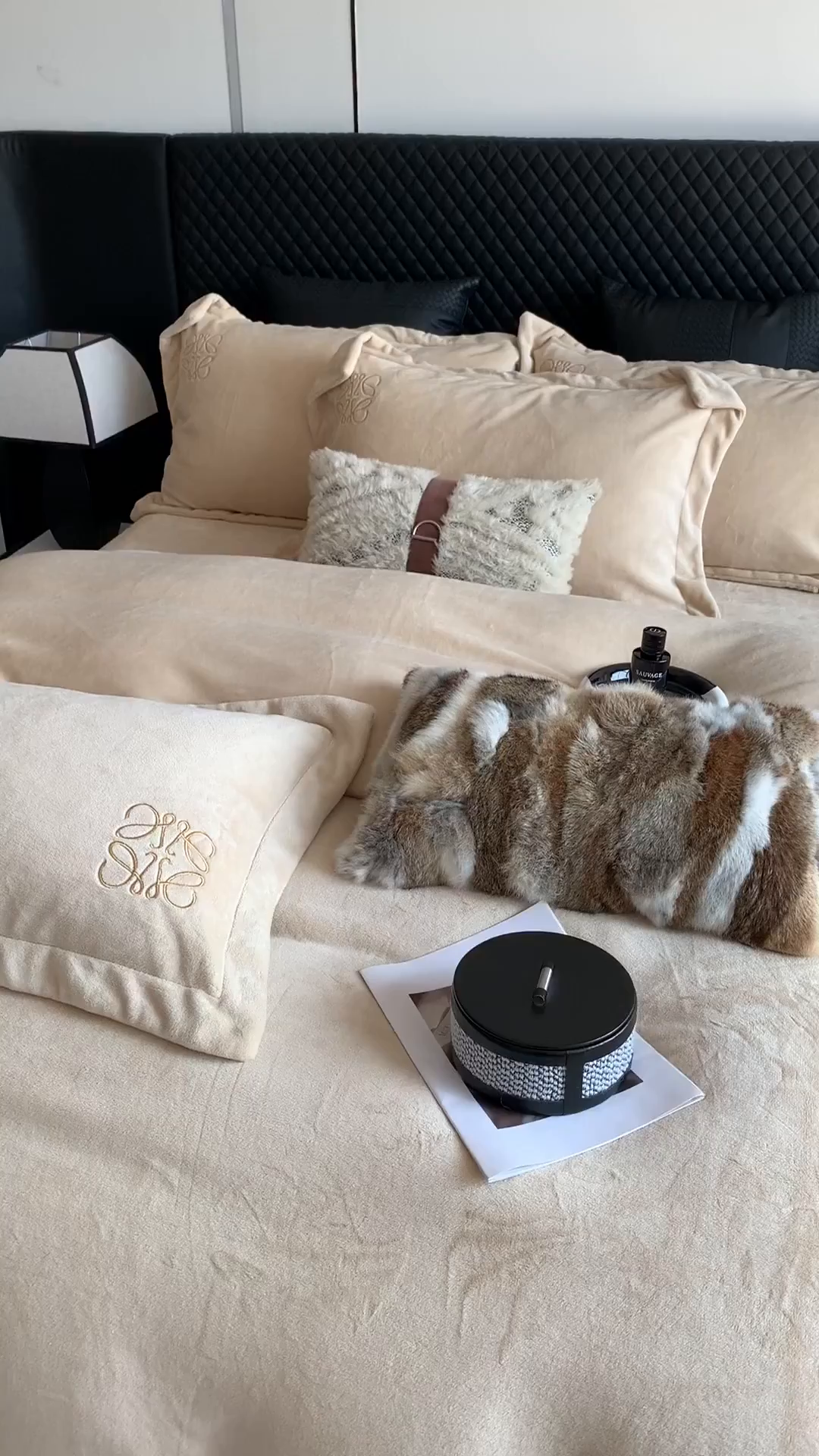 91家纺网 家纺一手货源 找家纺 莱豫家纺 2025秋冬新品加厚牛奶绒刺绣款四件套宽边工艺全消光牛奶绒 罗意威温柔浅杏